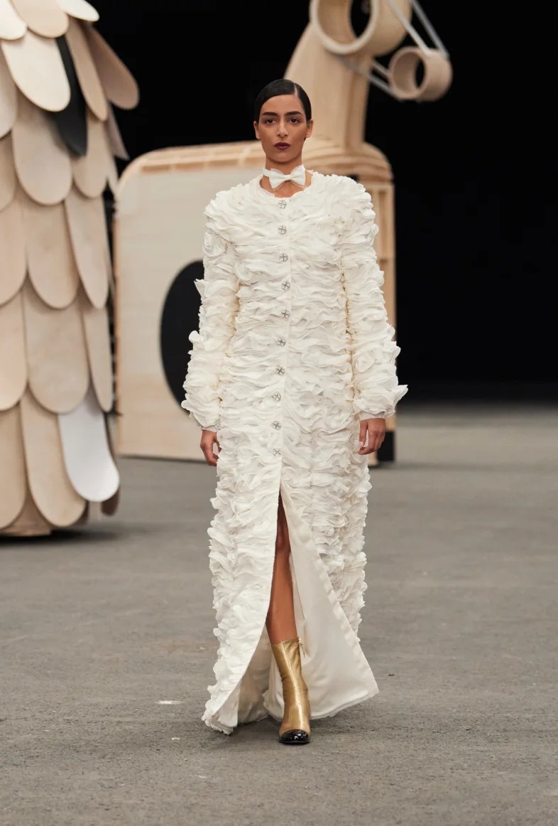 Desfile lúdico da Chanel leva esculturas de madeira e tweed para passarela