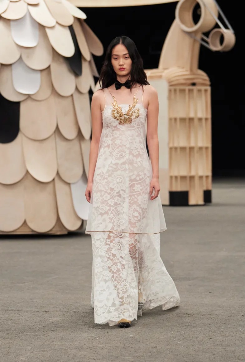 Desfile lúdico da Chanel leva esculturas de madeira e tweed para passarela