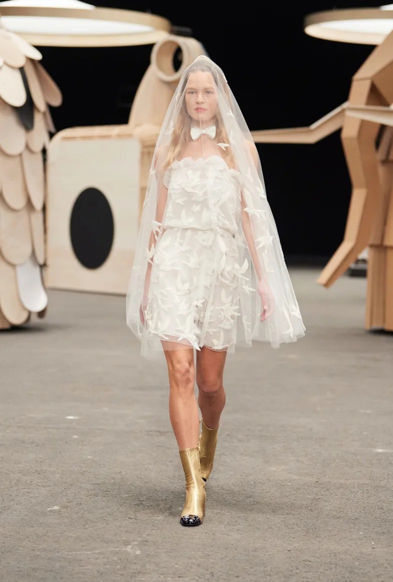 Desfile lúdico da Chanel leva esculturas de madeira e tweed para passarela