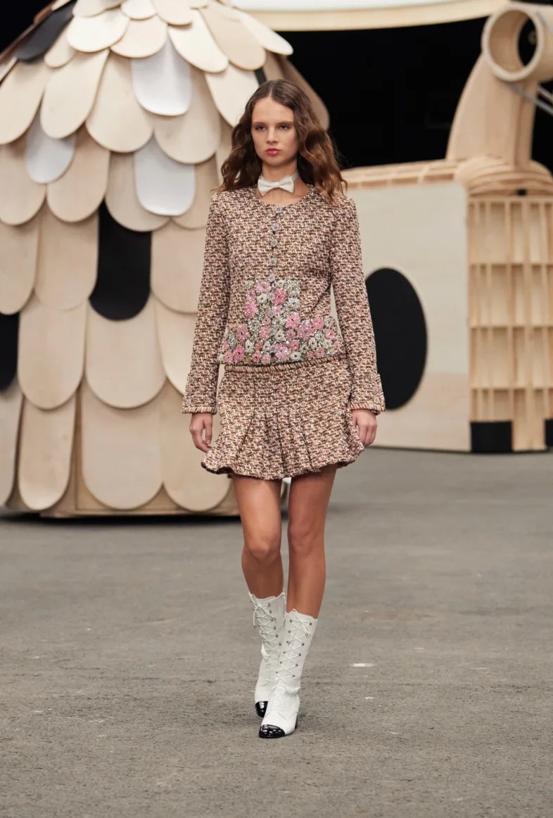 Desfile lúdico da Chanel leva esculturas de madeira e tweed para passarela