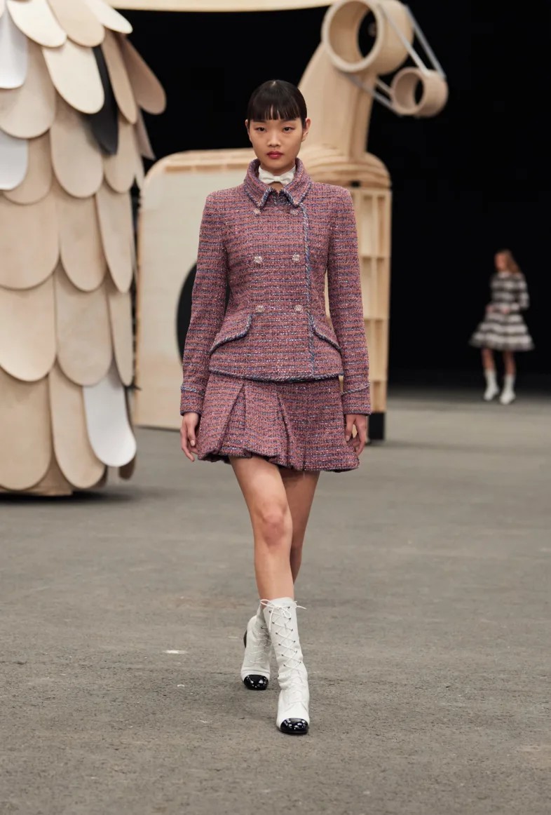 Desfile lúdico da Chanel leva esculturas de madeira e tweed para passarela