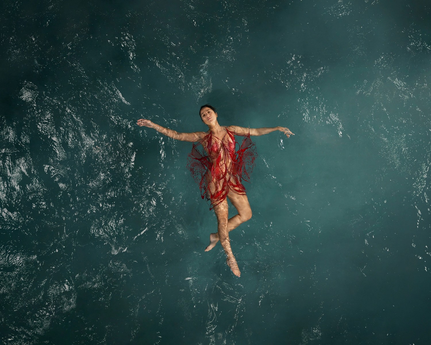 Iris Van Herpen apresenta verão 2023 embaixo d’água