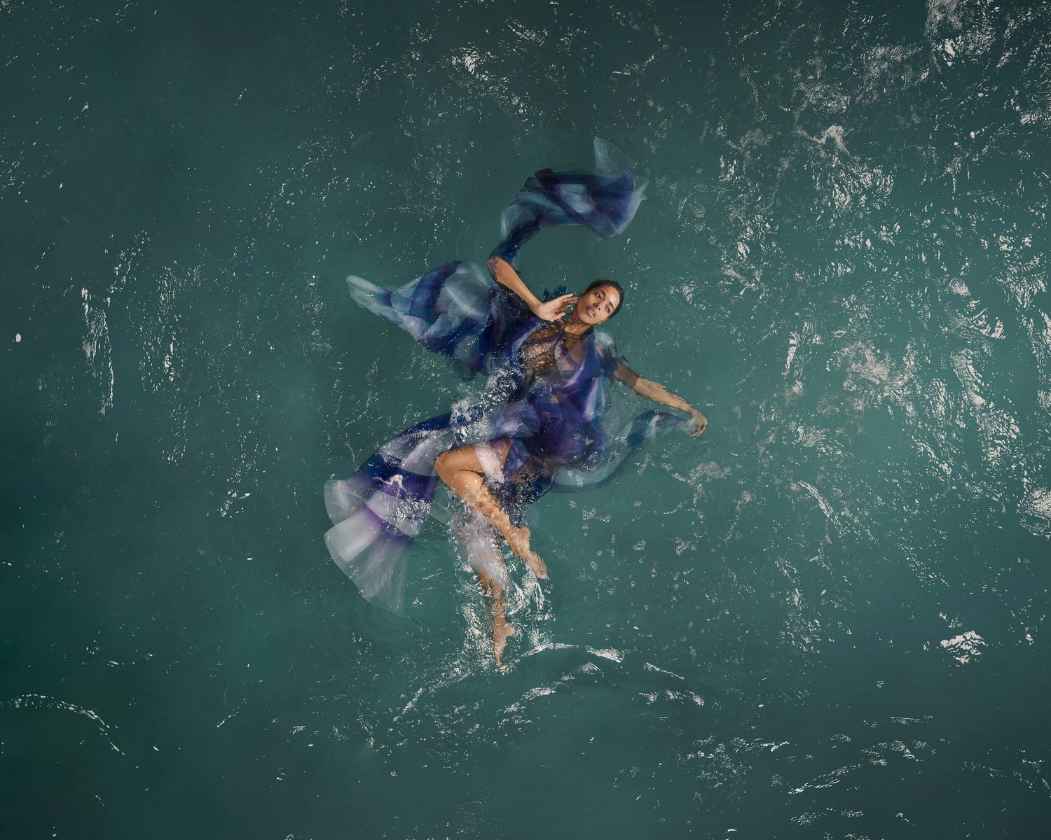 Iris Van Herpen apresenta verão 2023 embaixo d’água