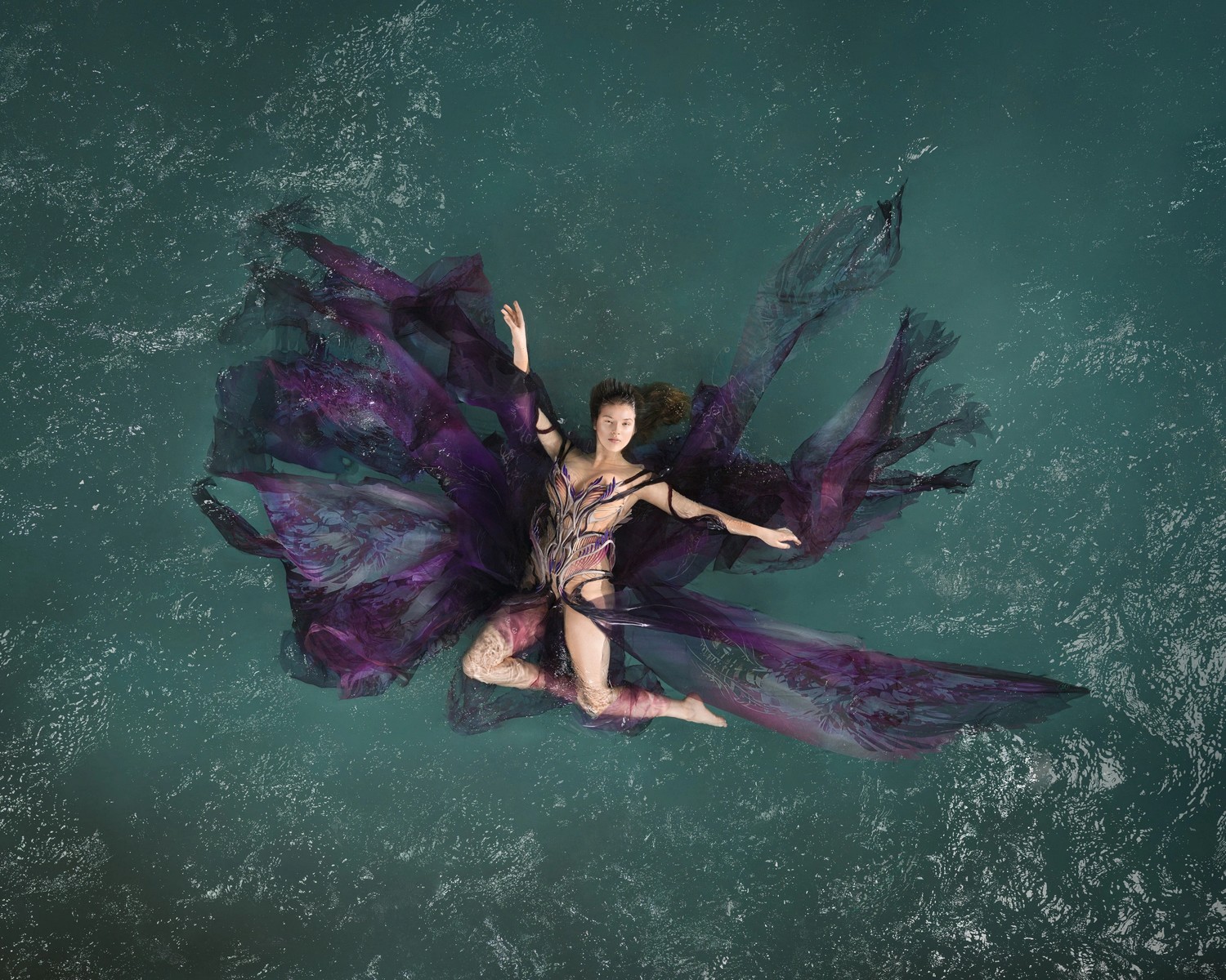 Iris Van Herpen apresenta verão 2023 embaixo d’água