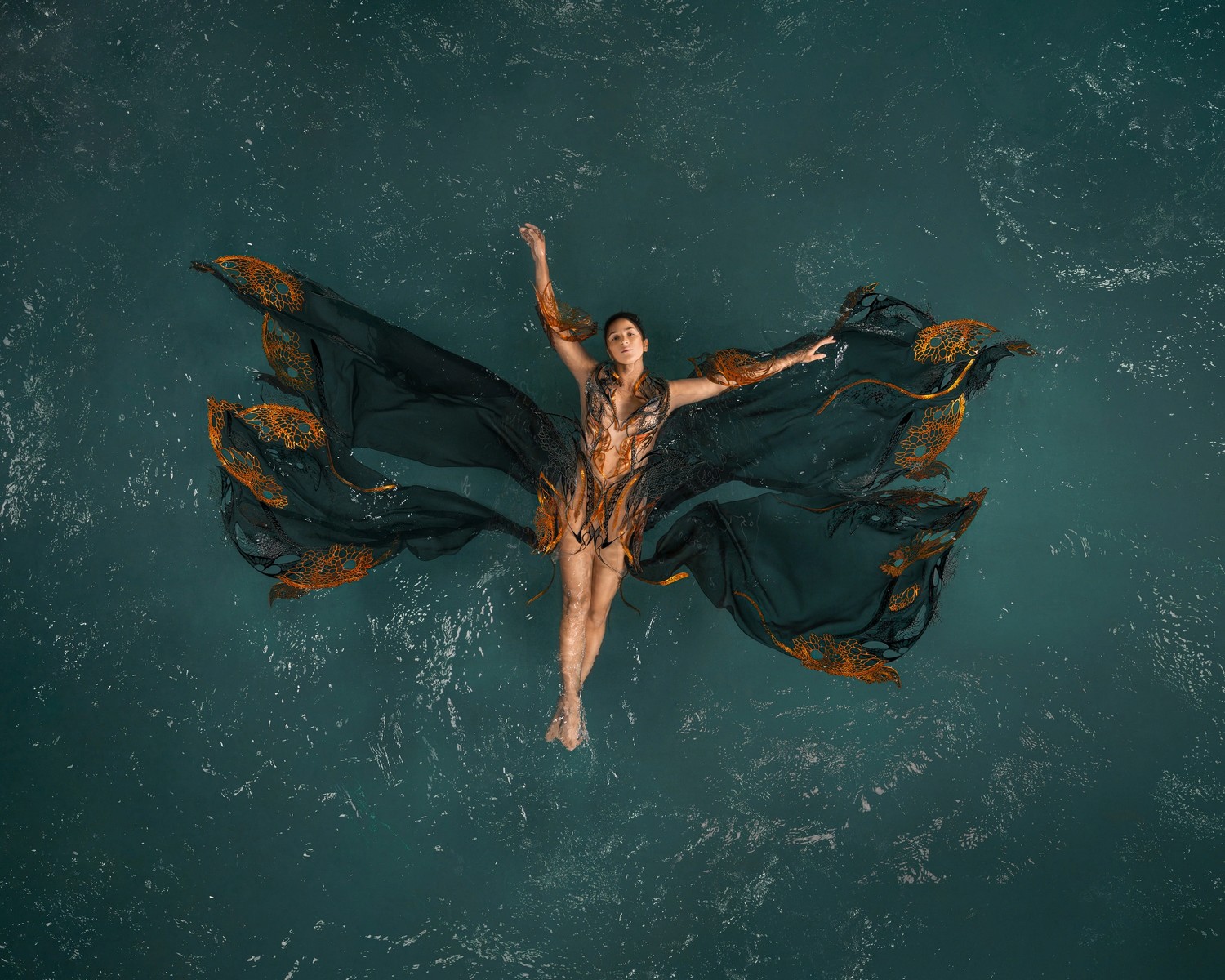 Iris Van Herpen apresenta verão 2023 embaixo d’água