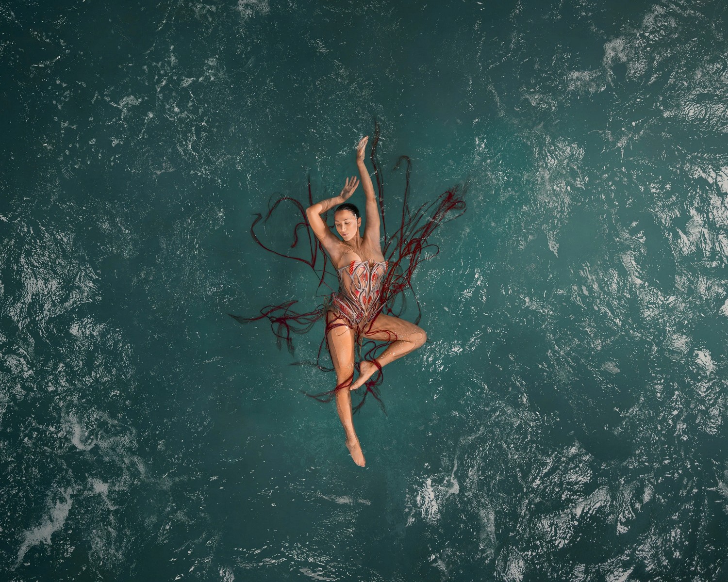 Iris Van Herpen apresenta verão 2023 embaixo d’águaIris Van Herpen apresenta verão 2023 embaixo d’água