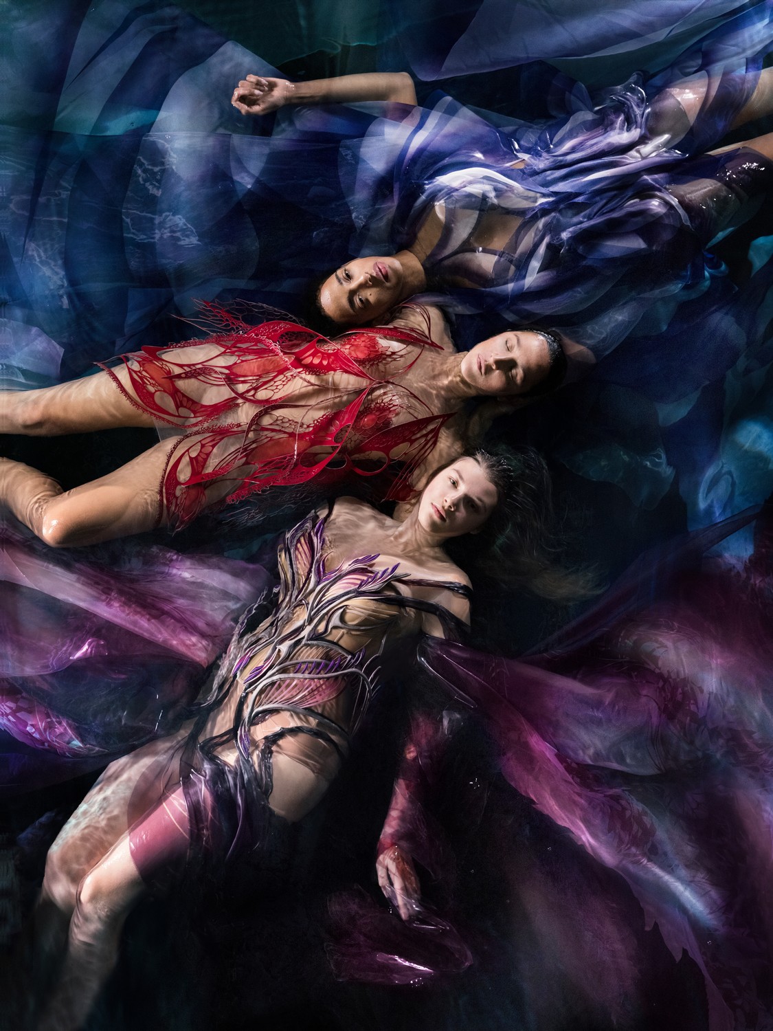 Iris Van Herpen apresenta verão 2023 embaixo d’água