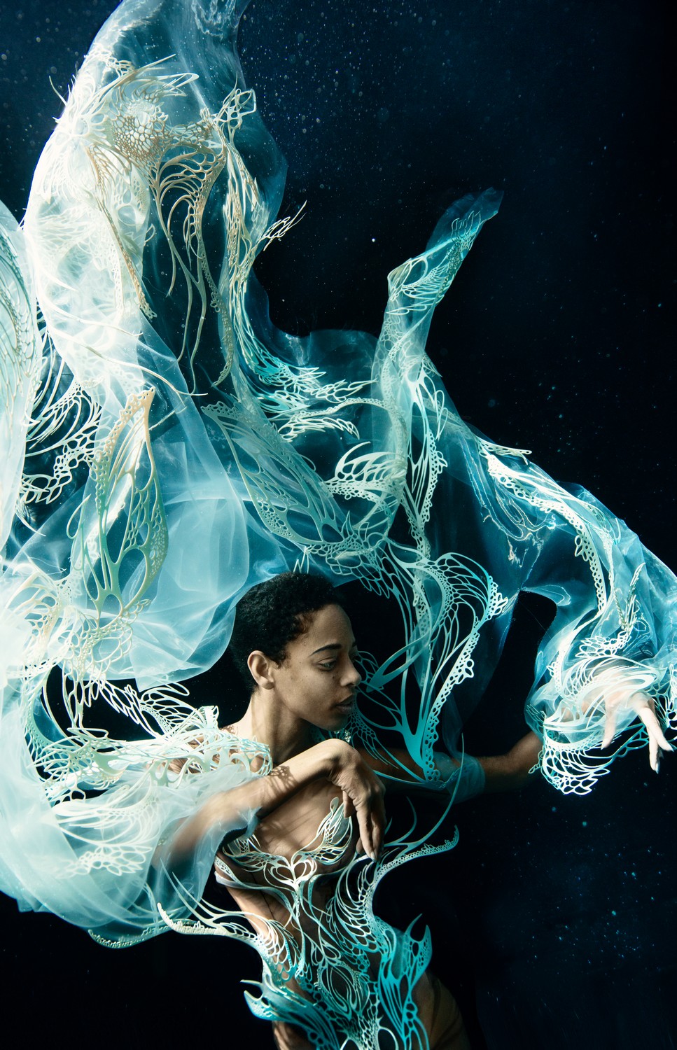 Iris Van Herpen apresenta verão 2023 embaixo d’água