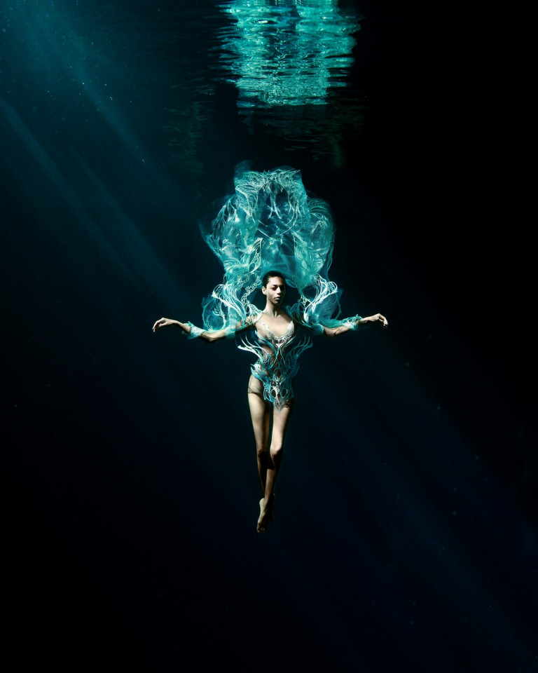 Iris Van Herpen apresenta verão 2023 embaixo d’água