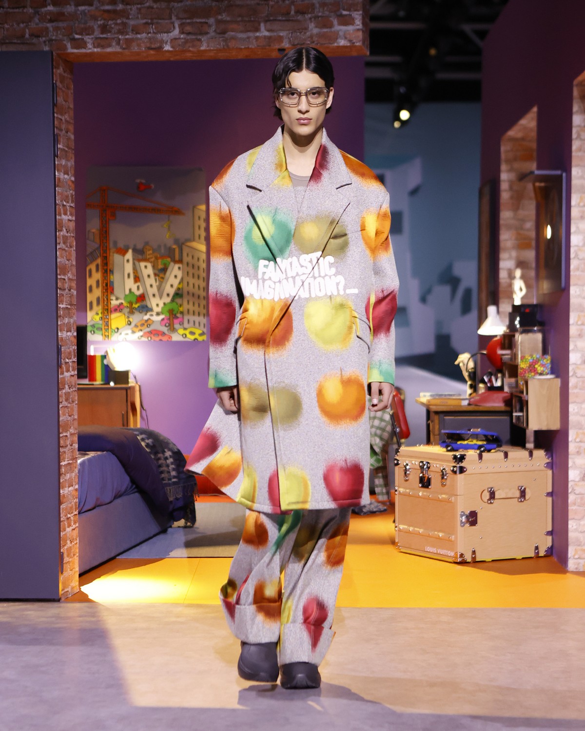 Louis Vuitton emociona com desfile moderno costurado com filosofia