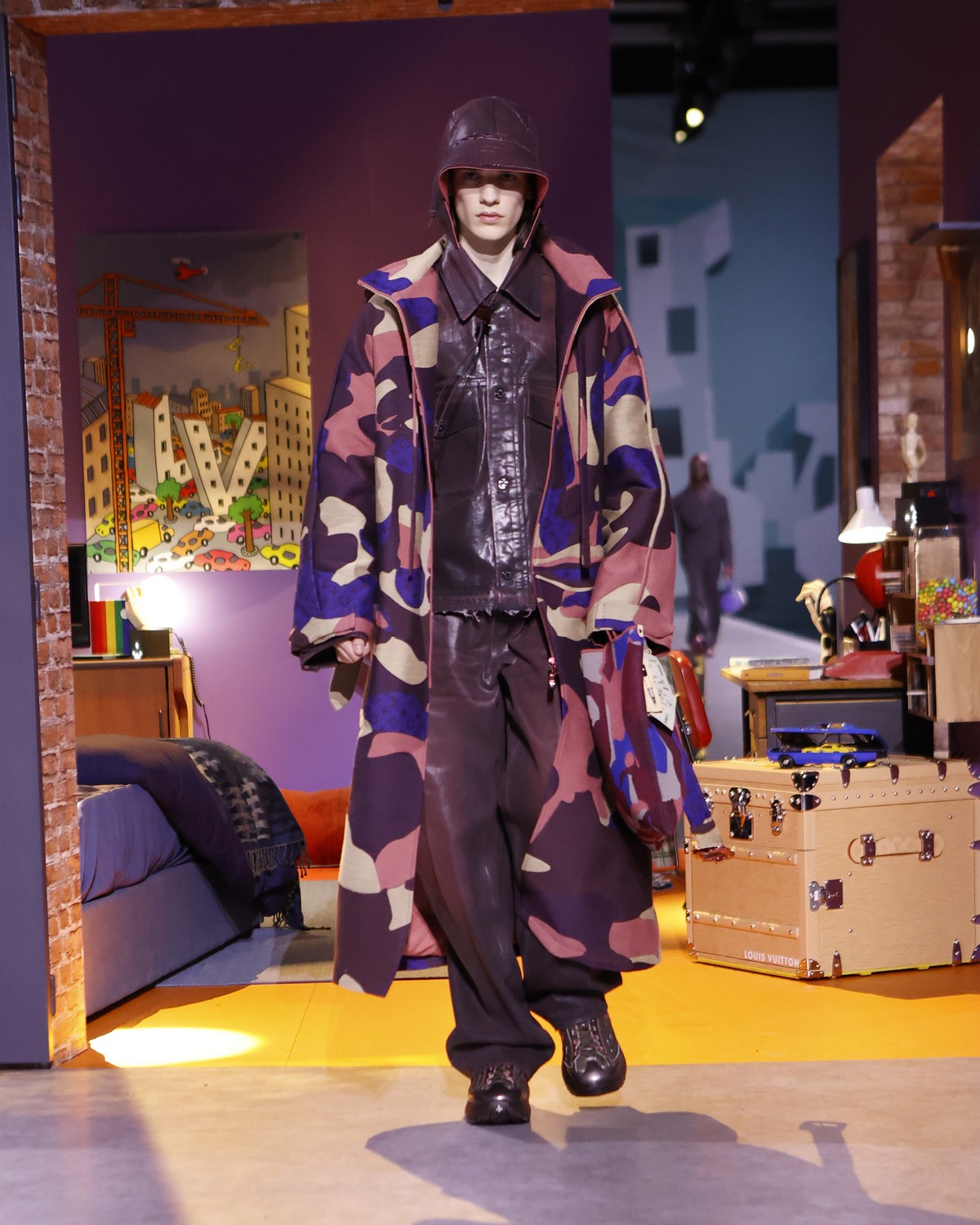 Louis Vuitton emociona com desfile moderno costurado com filosofia
