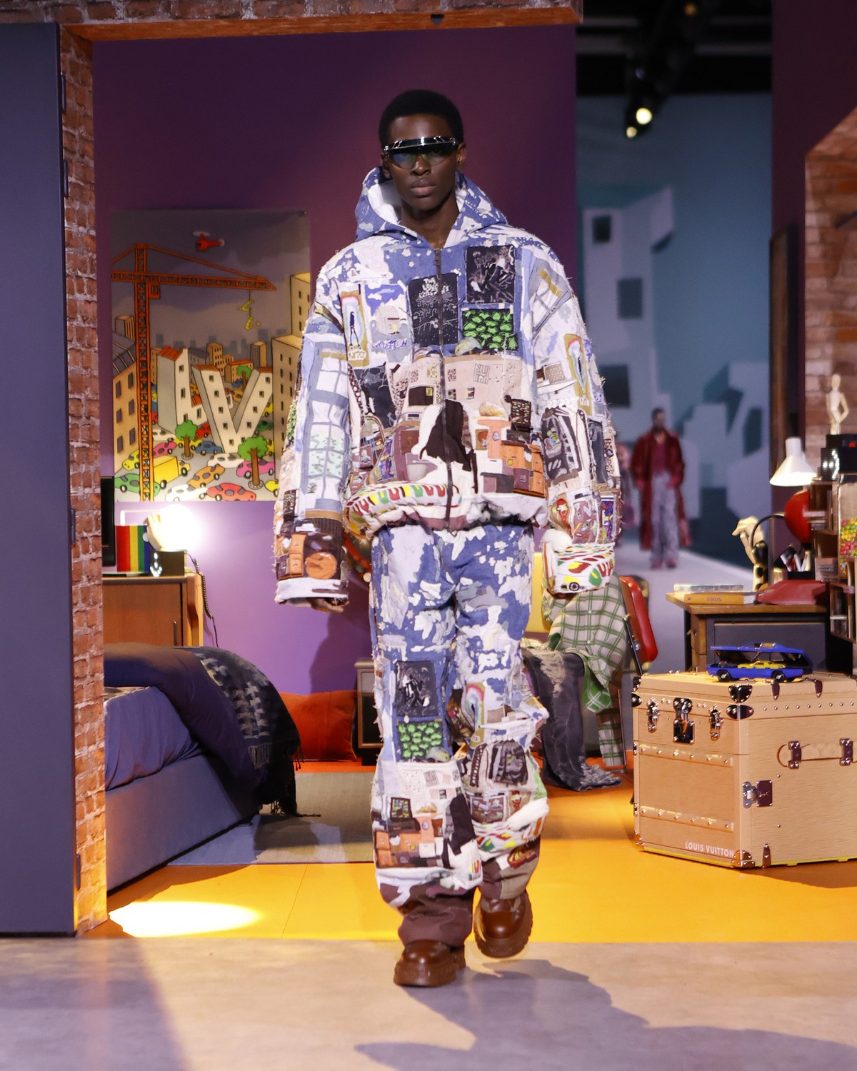 Louis Vuitton emociona com desfile moderno costurado com filosofia