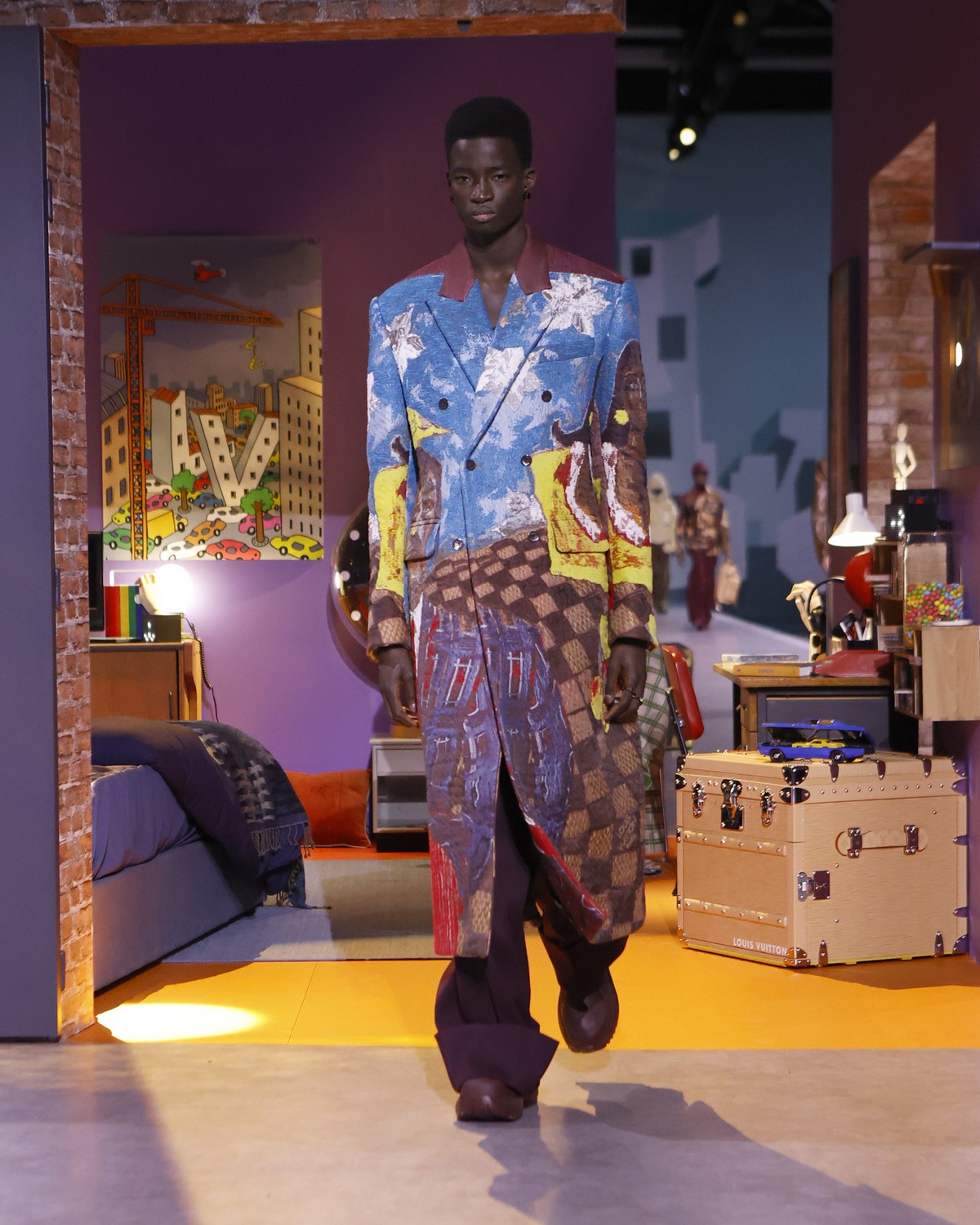 Louis Vuitton emociona com desfile moderno costurado com filosofia