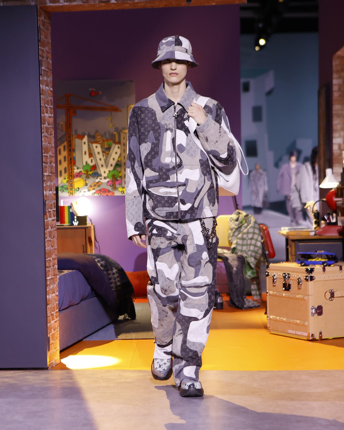 Louis Vuitton emociona com desfile moderno costurado com filosofiaLouis Vuitton emociona com desfile moderno costurado com filosofia