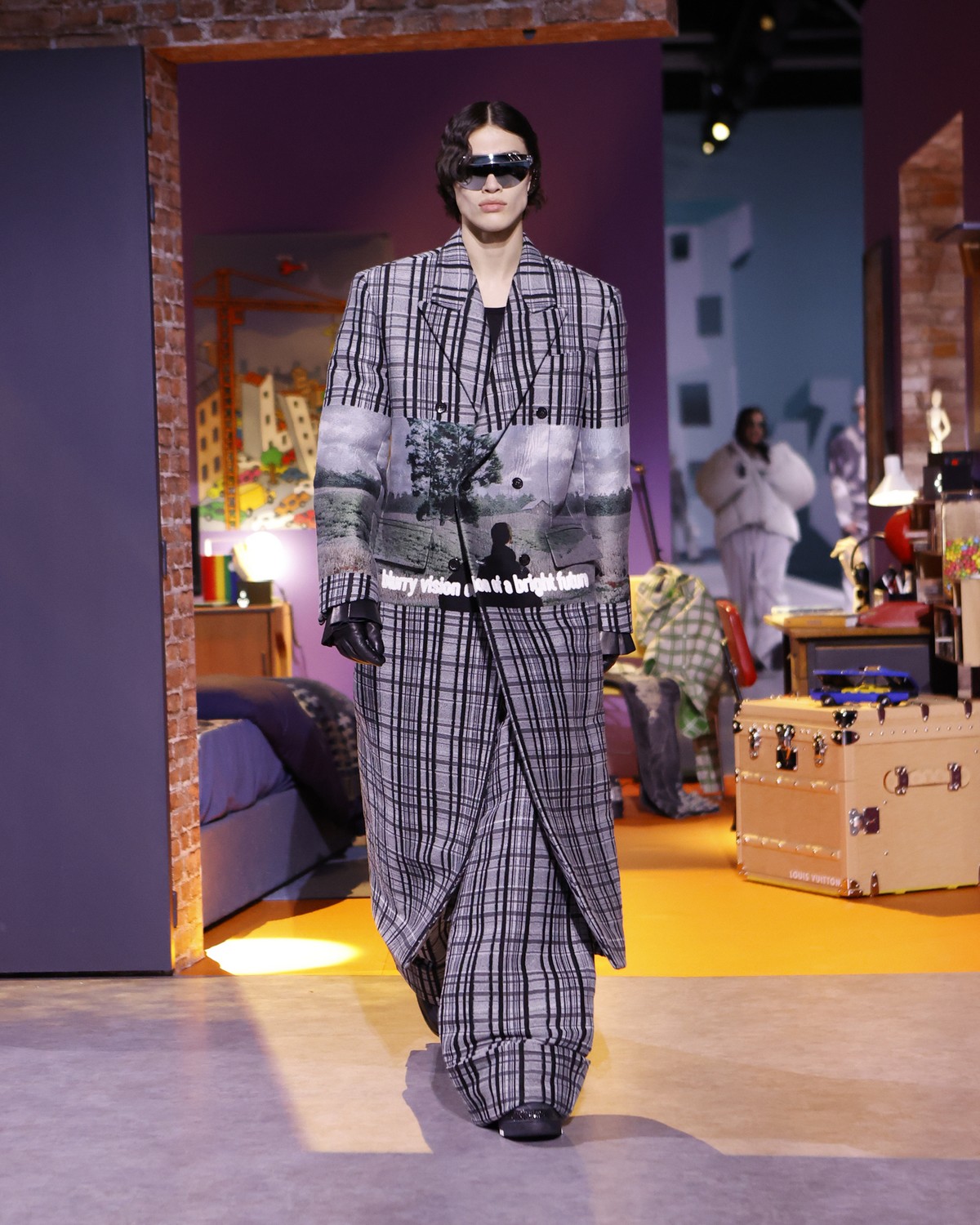 Louis Vuitton emociona com desfile moderno costurado com filosofia