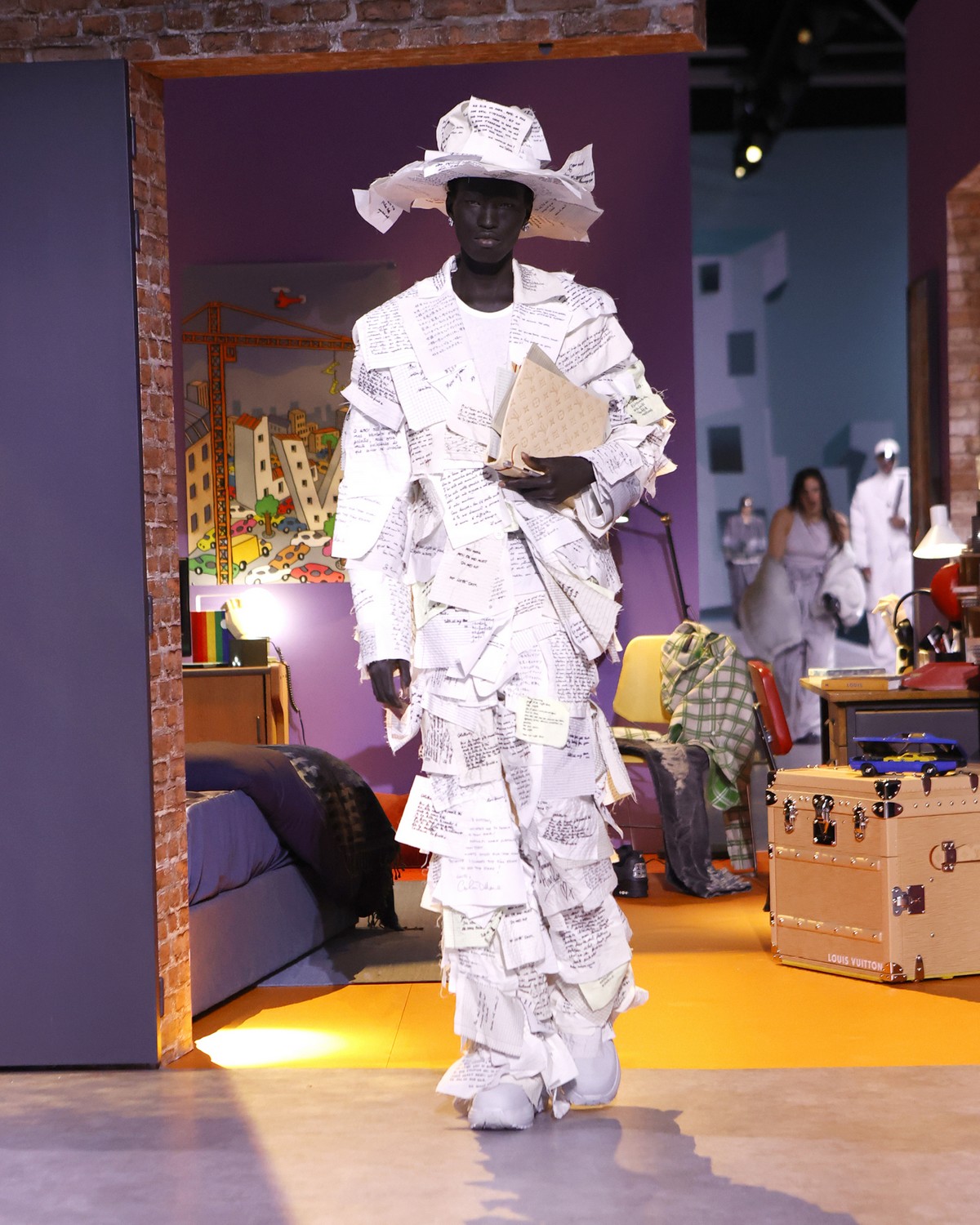 Louis Vuitton emociona com desfile moderno costurado com filosofia