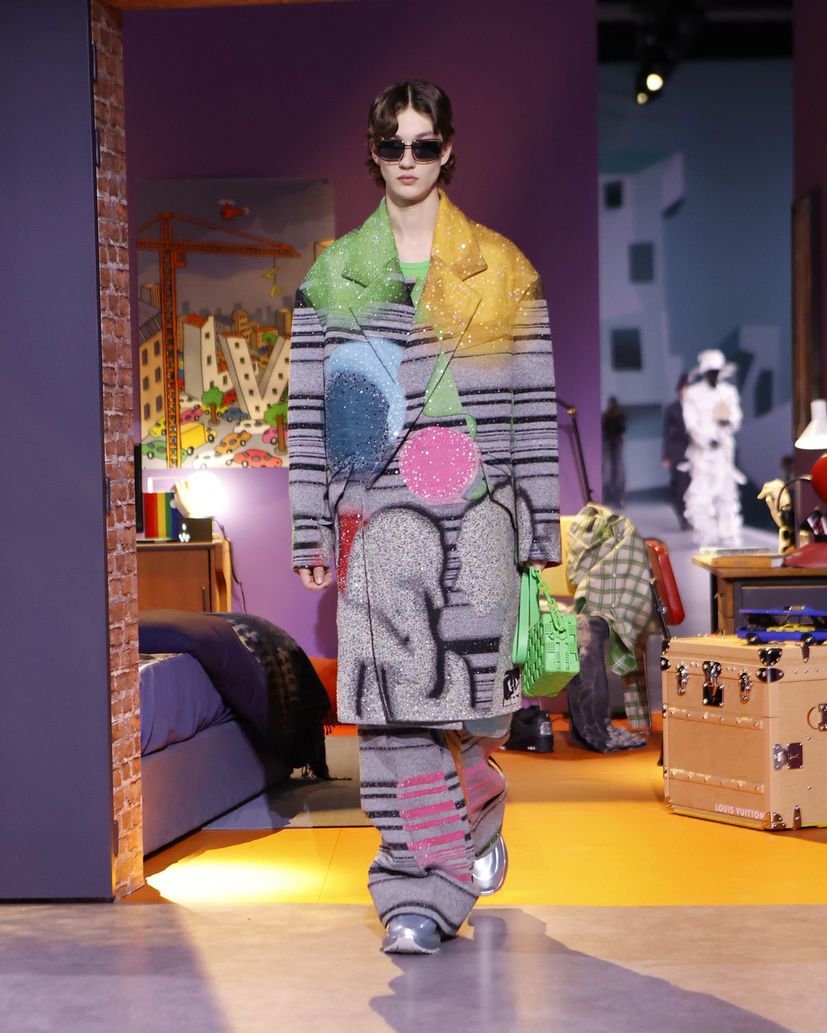 Louis Vuitton emociona com desfile moderno costurado com filosofia