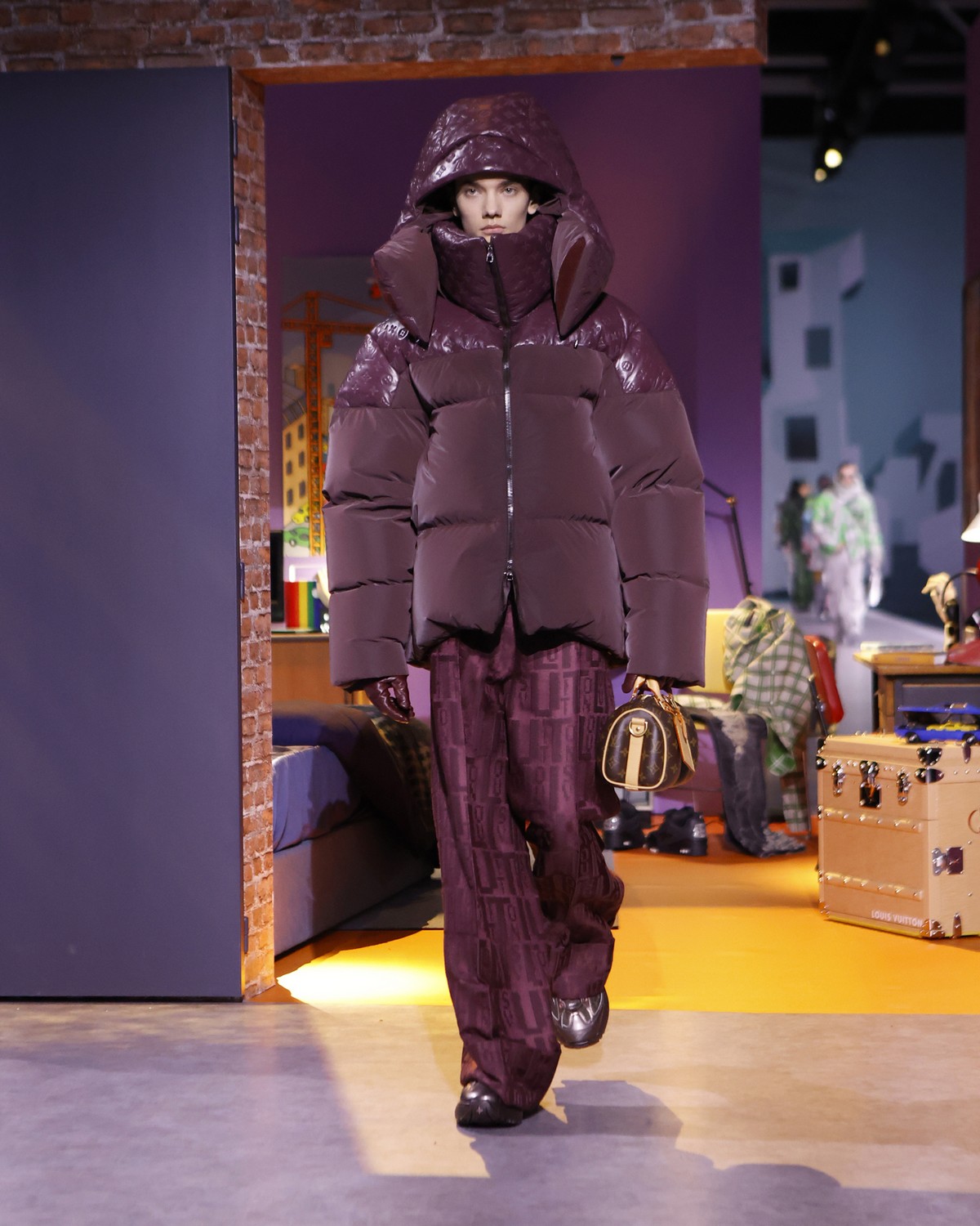 Louis Vuitton emociona com desfile moderno costurado com filosofia