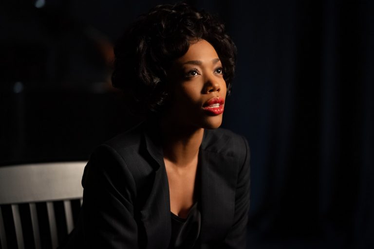 Relembre três maquiagens que marcaram a carreira de Whitney Houston