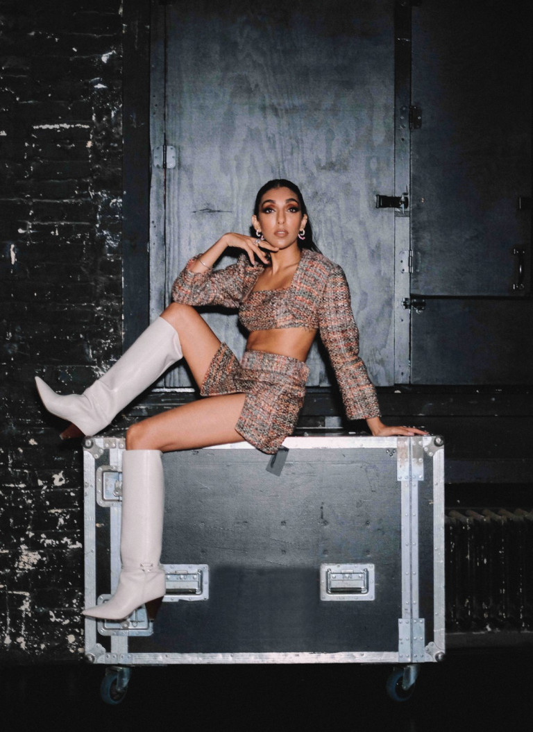 Rupi Kaur desembarca no Brasil com encontro catártico com os fãs