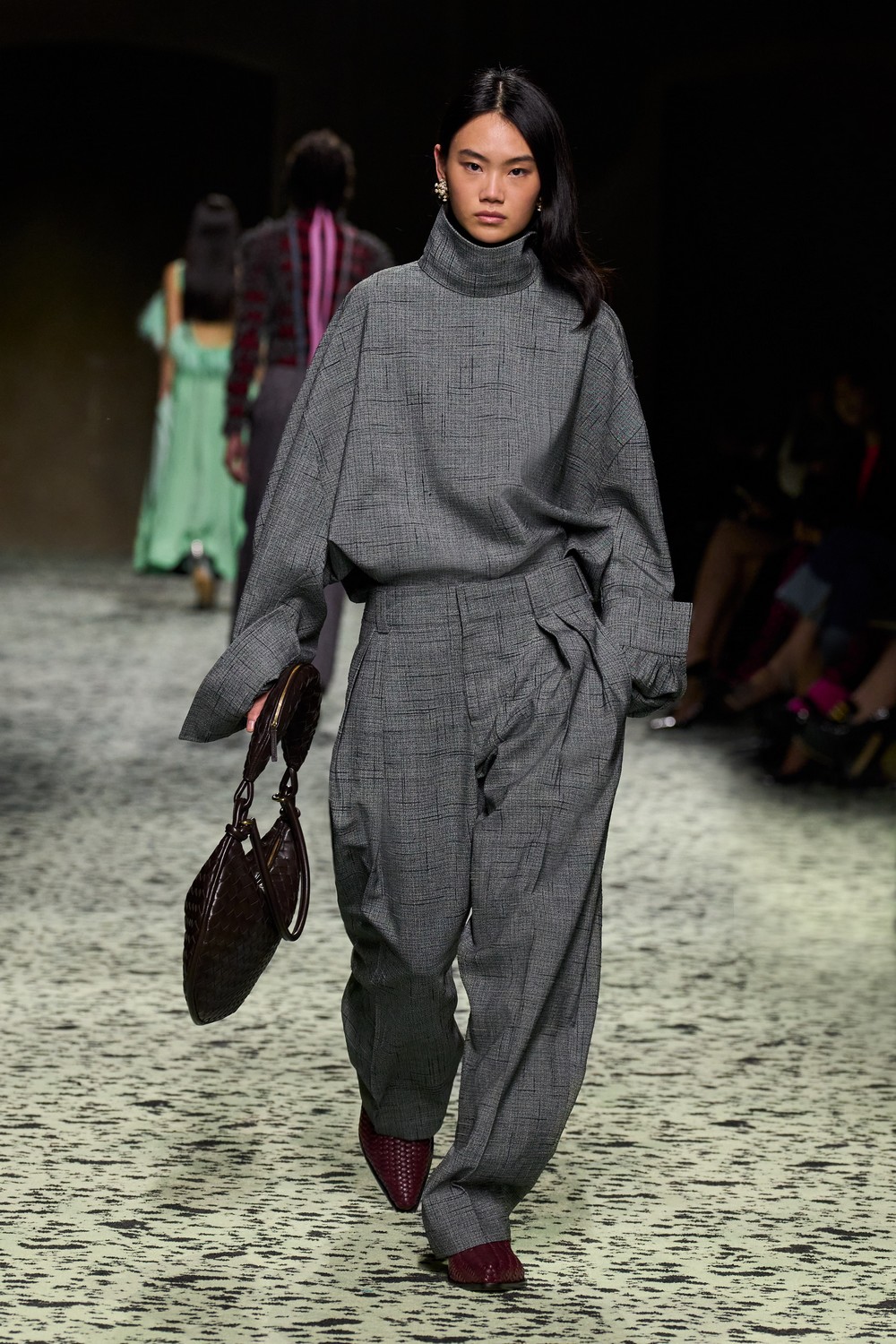 Do conforto à festa, Bottega Veneta cria guarda-roupa dos sonhos para inverno 2023