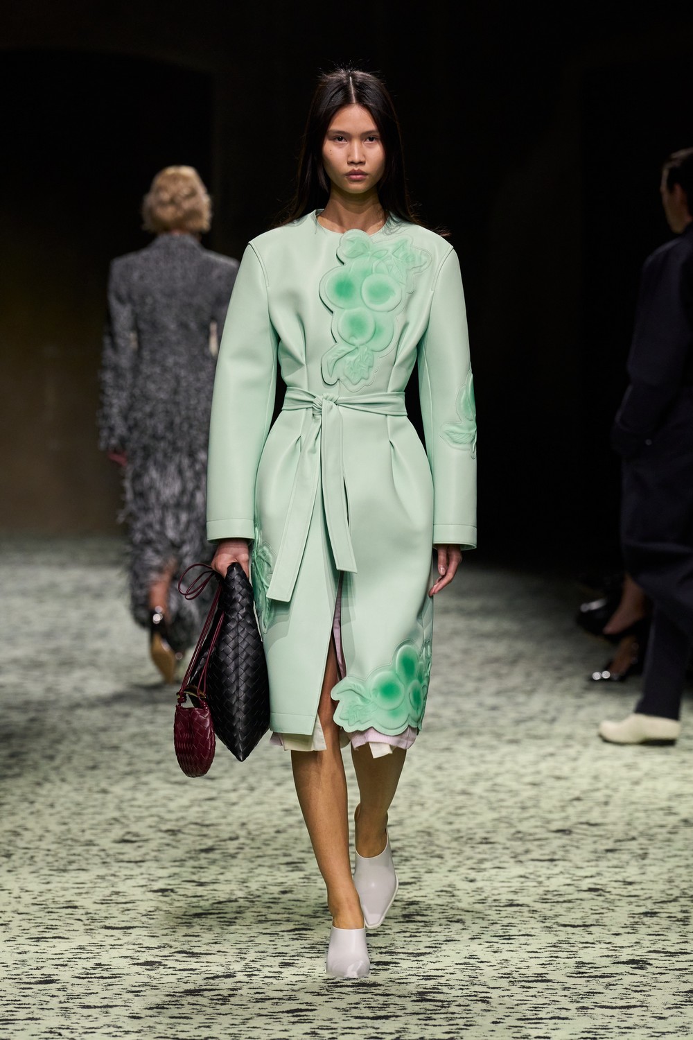 Do conforto à festa, Bottega Veneta cria guarda-roupa dos sonhos para inverno 2023