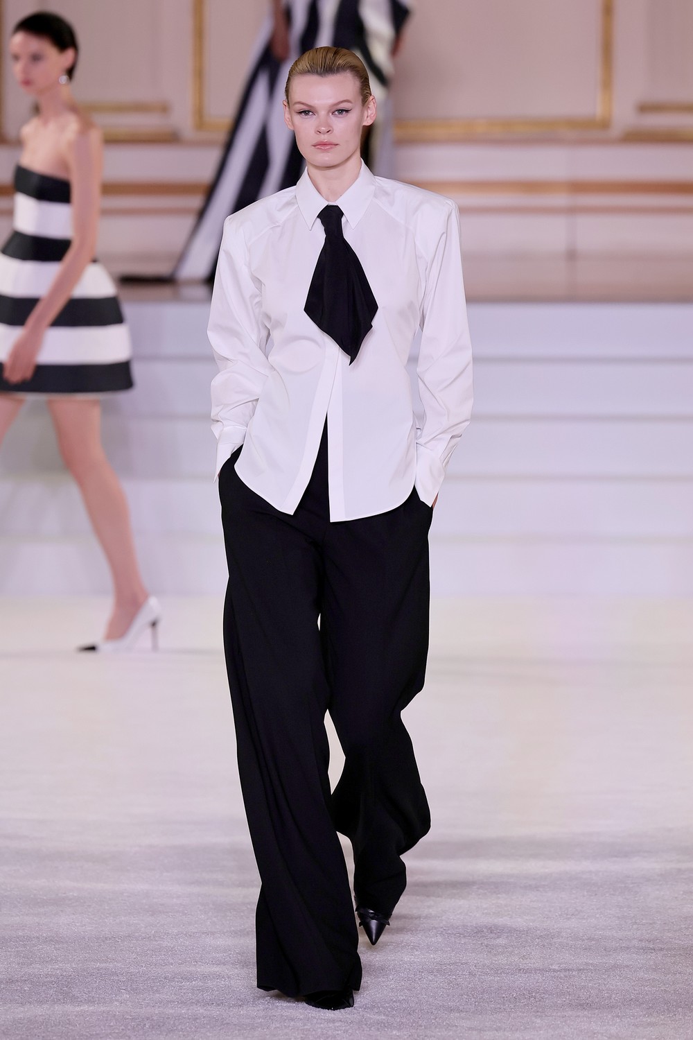 Carolina Herrera une drama e exuberância em inverno 2023