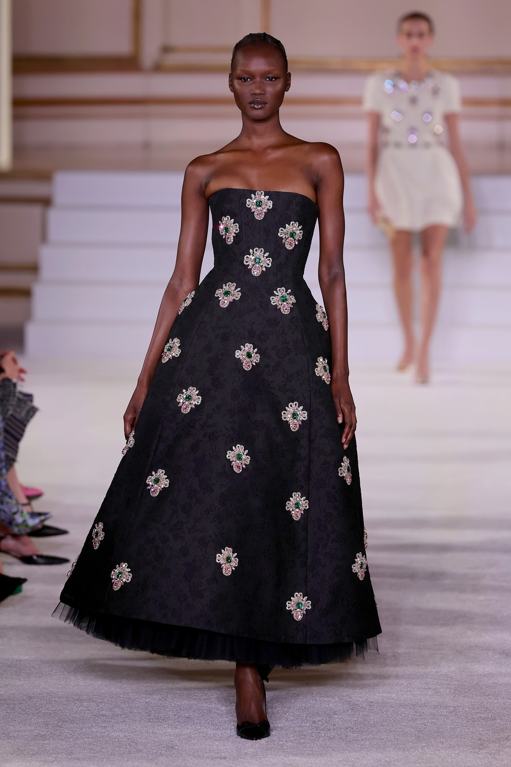 Carolina Herrera une drama e exuberância em inverno 2023