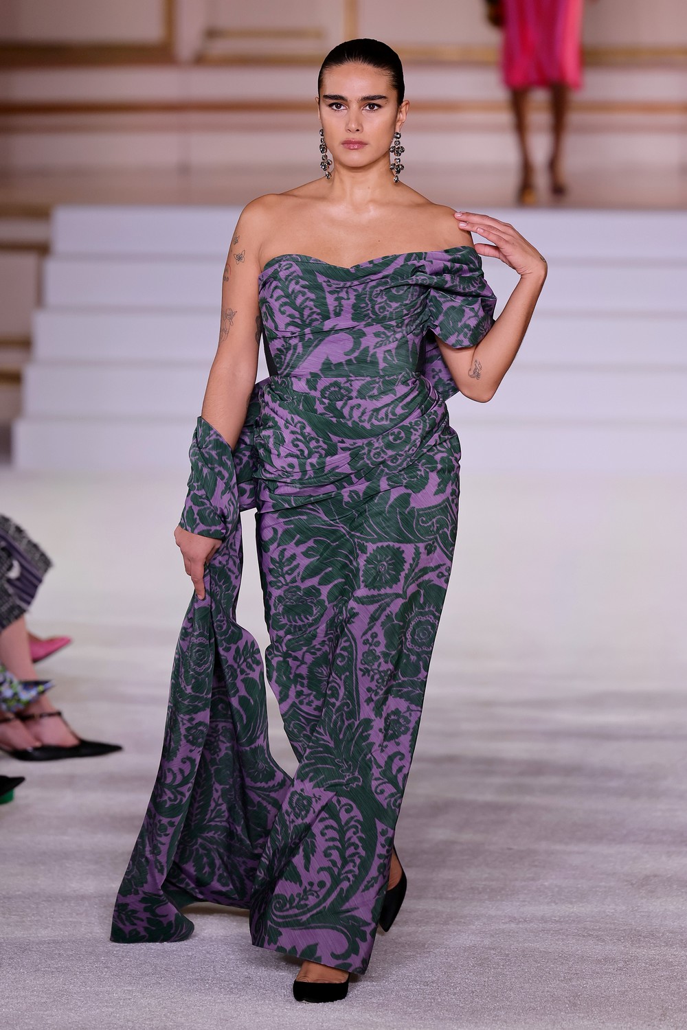 Carolina Herrera une drama e exuberância em inverno 2023