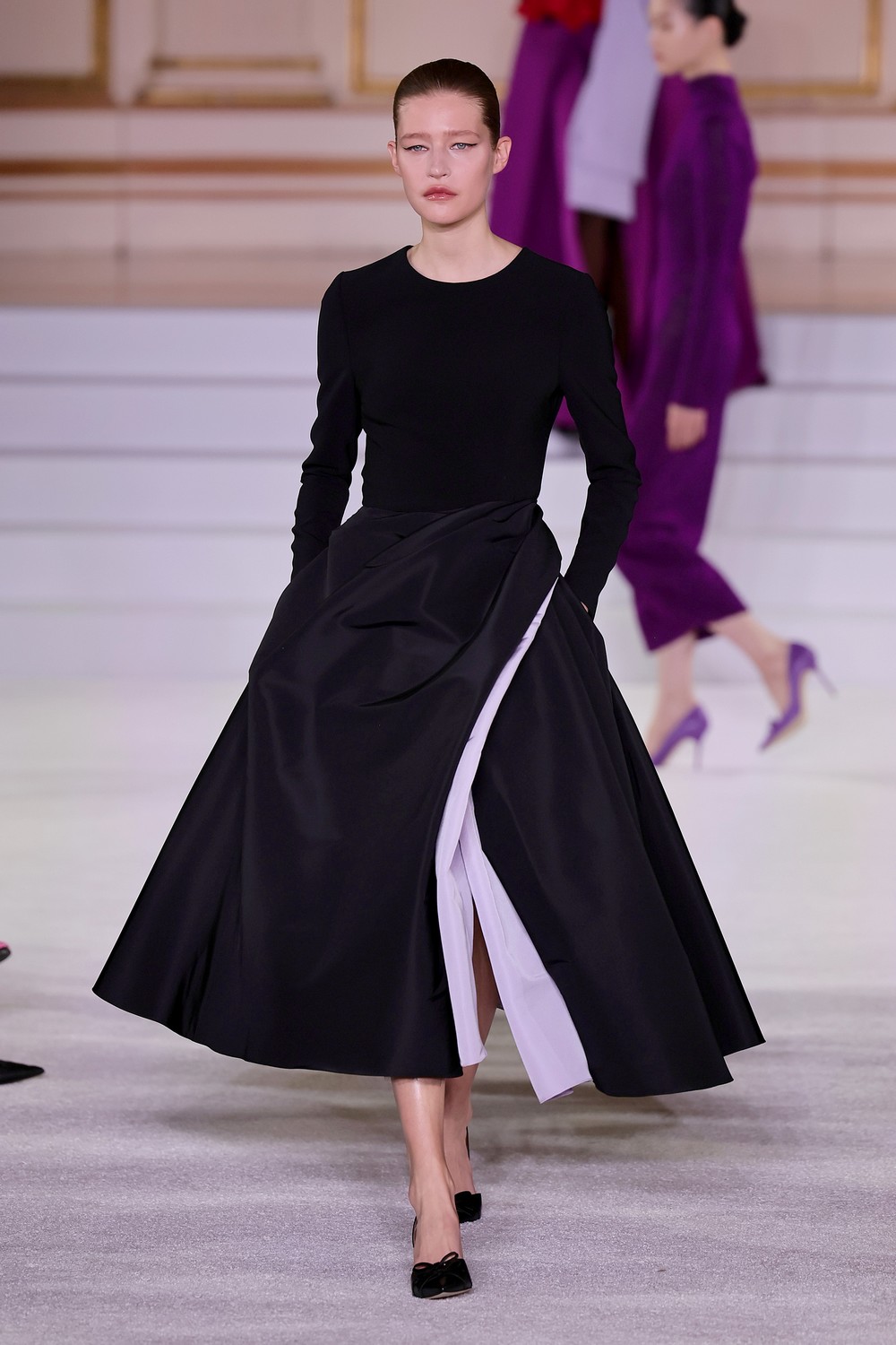 Carolina Herrera une drama e exuberância em inverno 2023