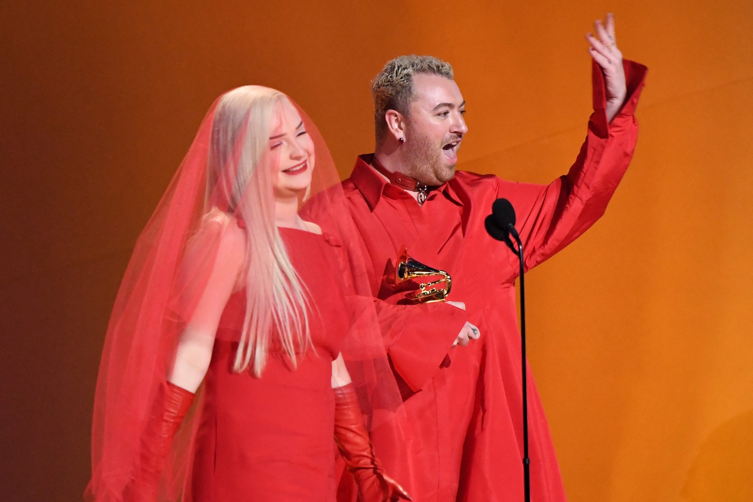 Do amarelo ao vermelho: celebridades criam pôr de sol no Grammy