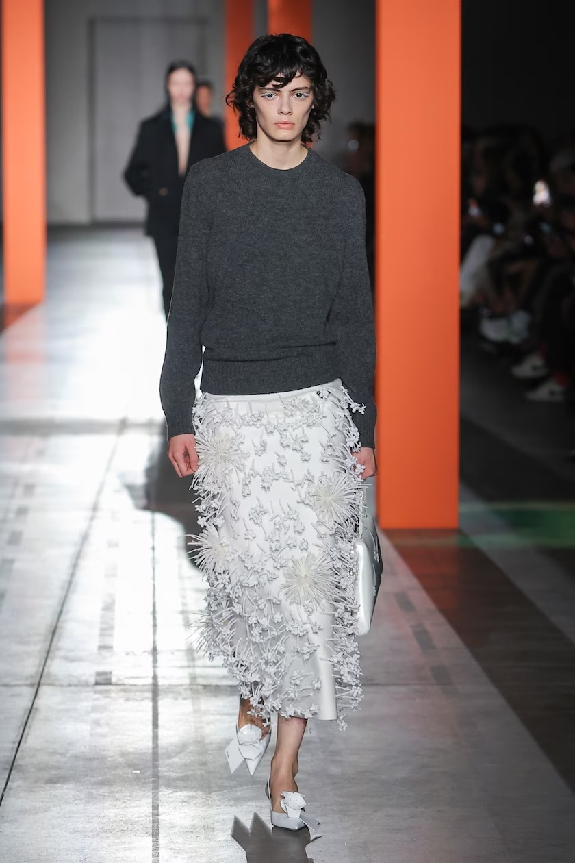 Prada: as saias são as protagonistas no inverno 2023 da marca