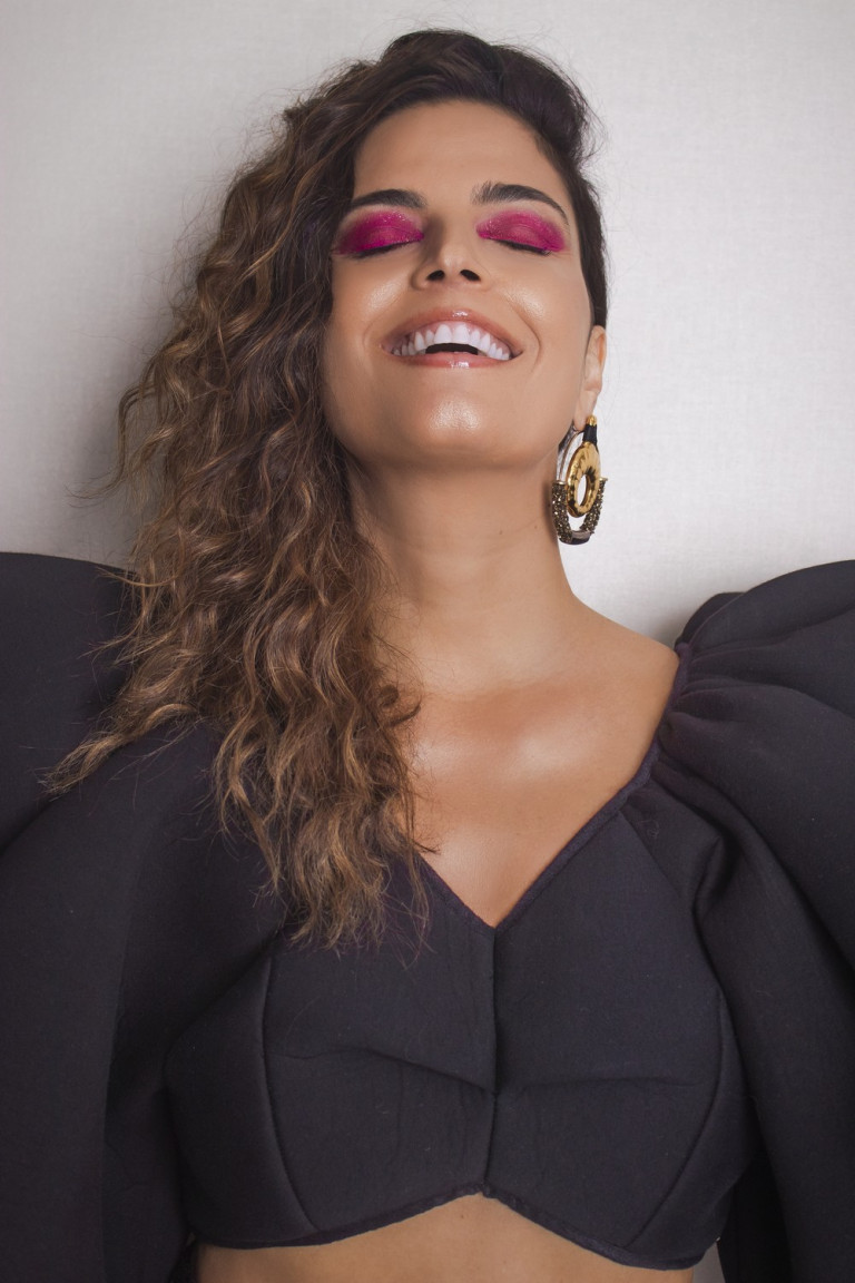 “Estar em um set onde o feminino pulsa muda tudo”, afirma Emanuelle Araújo sobre "Olhar Indiscreto"