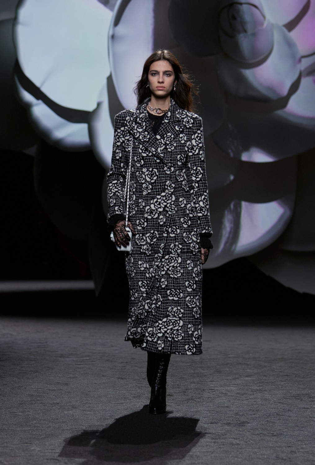 Chanel se inspira nas camélias, código da casa, para inverno 2023