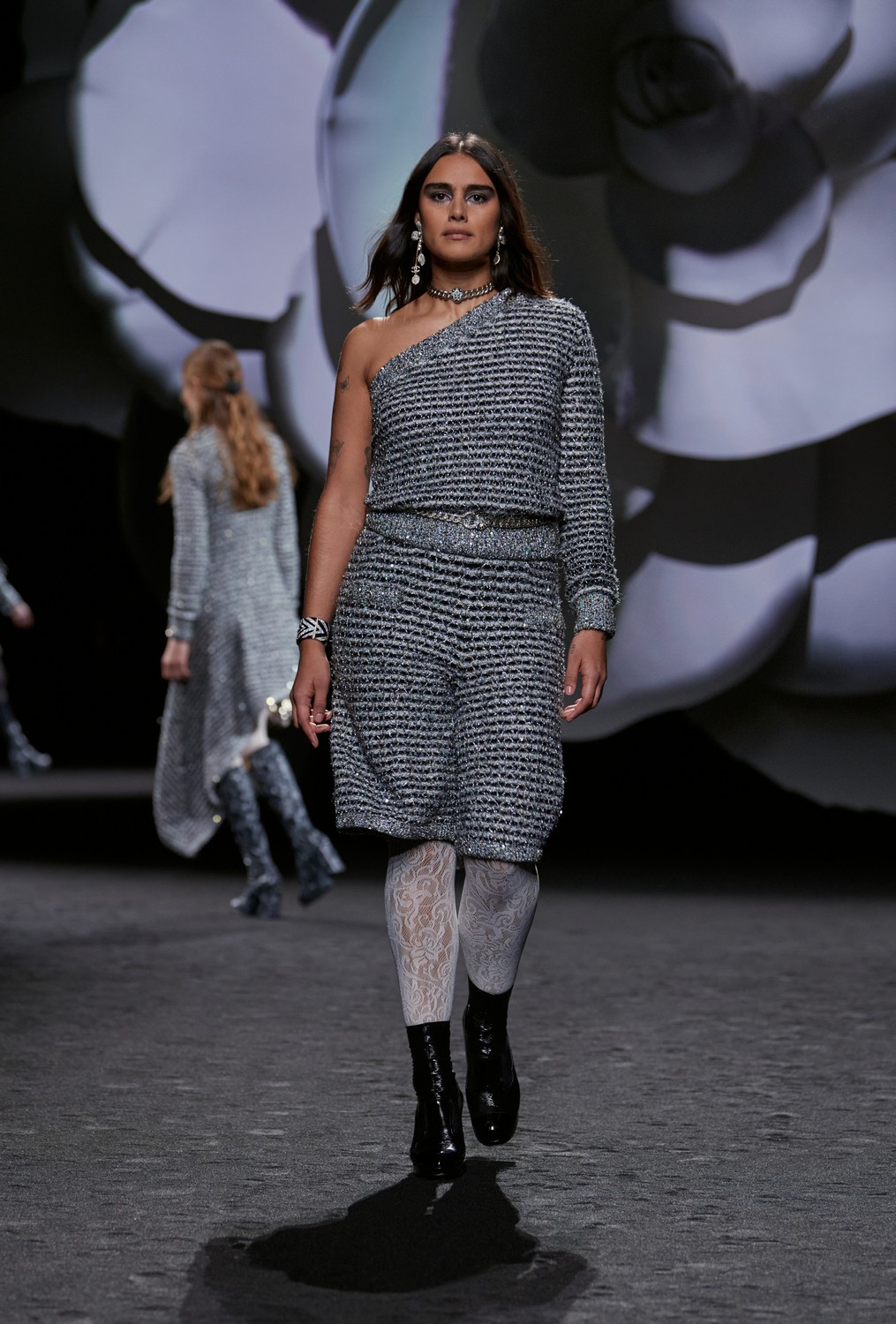 Chanel se inspira nas camélias, código da casa, para inverno 2023
