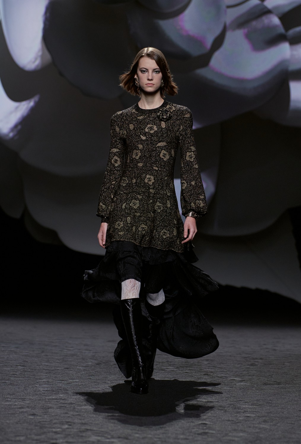 Chanel se inspira nas camélias, código da casa, para inverno 2023