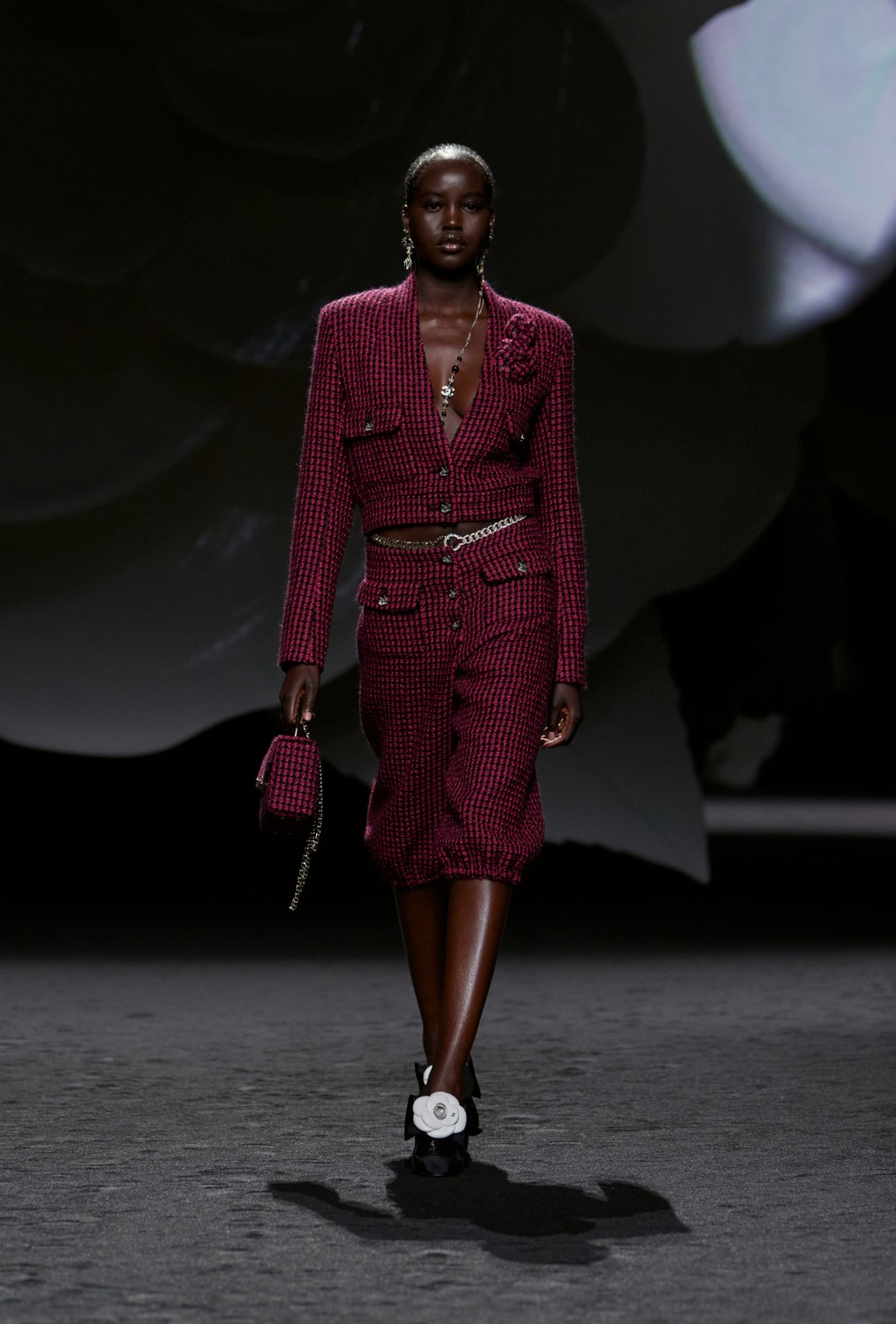 Chanel se inspira nas camélias, código da casa, para inverno 2023