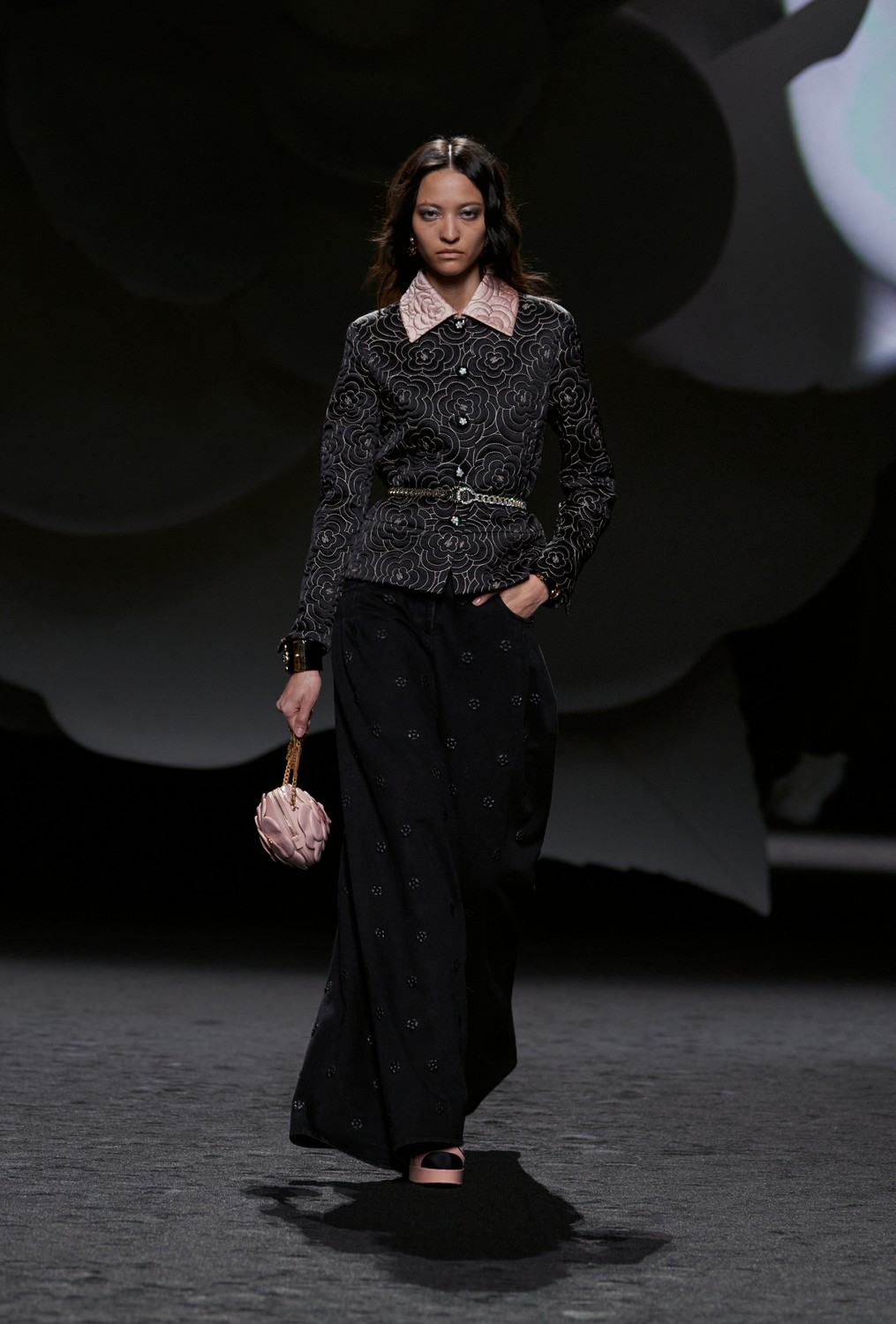 Chanel se inspira nas camélias, código da casa, para inverno 2023