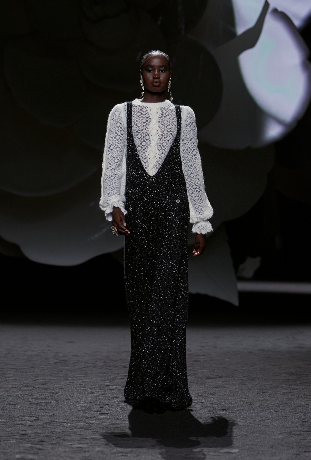 Chanel se inspira nas camélias, código da casa, para inverno 2023