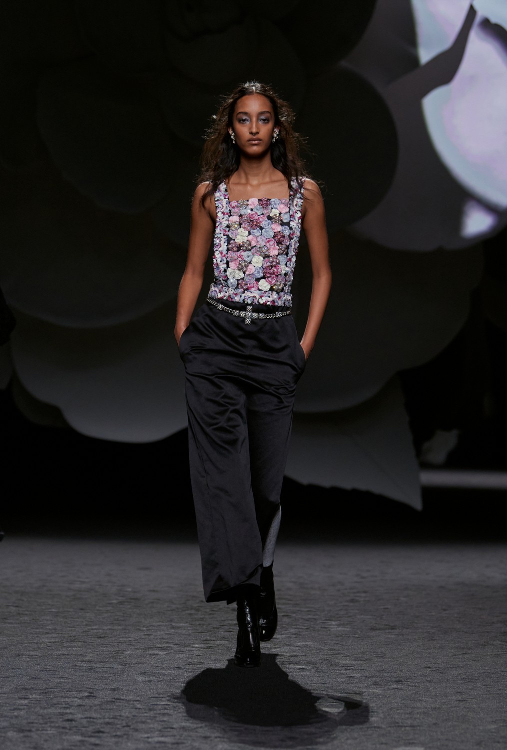 Chanel se inspira nas camélias, código da casa, para inverno 2023