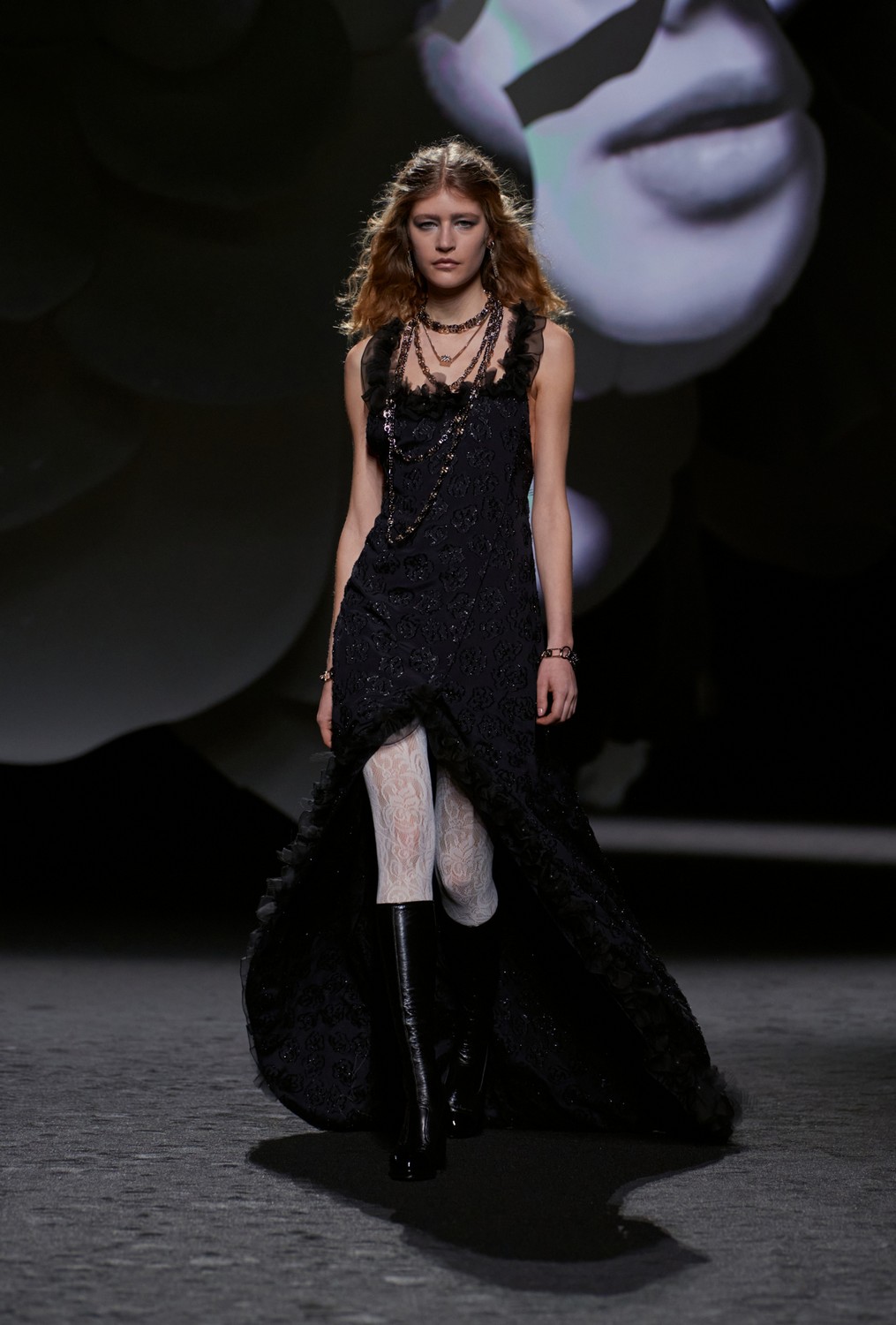 Chanel se inspira nas camélias, código da casa, para inverno 2023