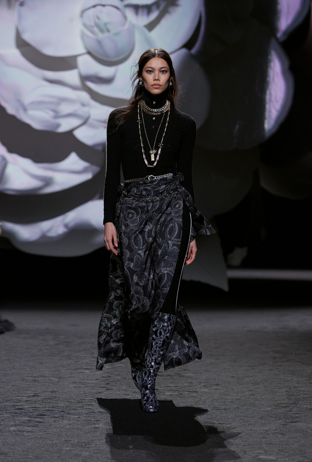Chanel se inspira nas camélias, código da casa, para inverno 2023