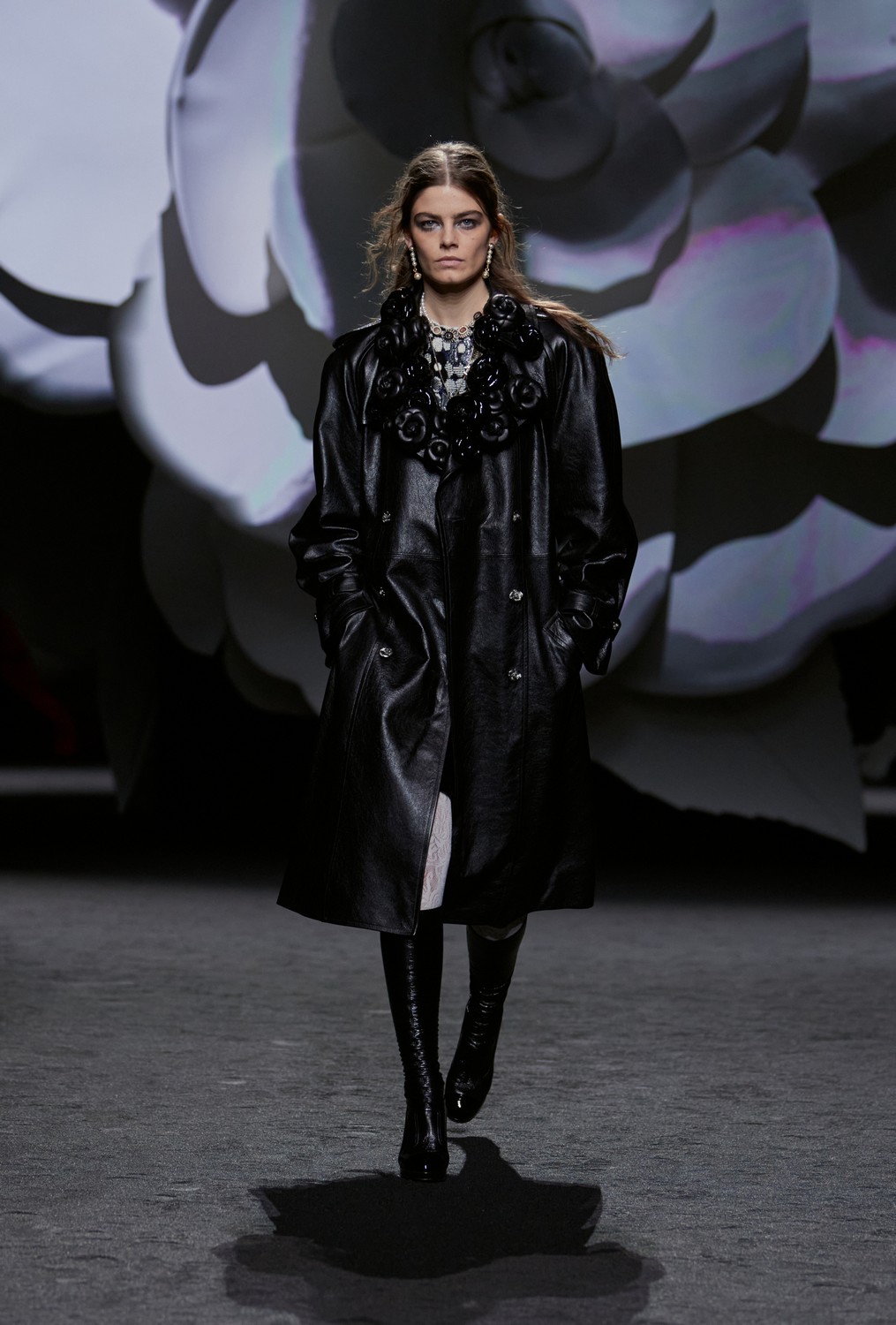 Chanel se inspira nas camélias, código da casa, para inverno 2023