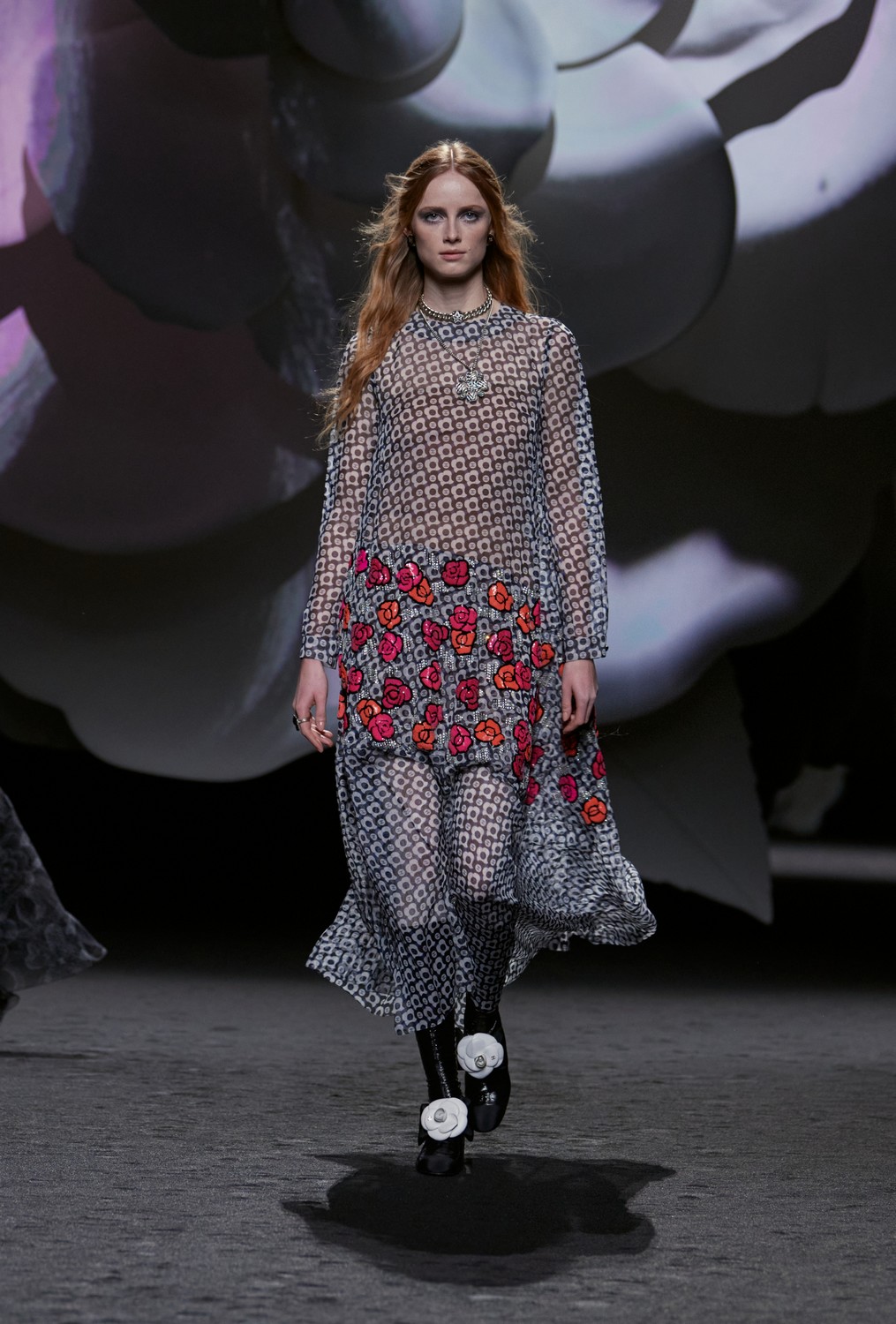 Chanel se inspira nas camélias, código da casa, para inverno 2023