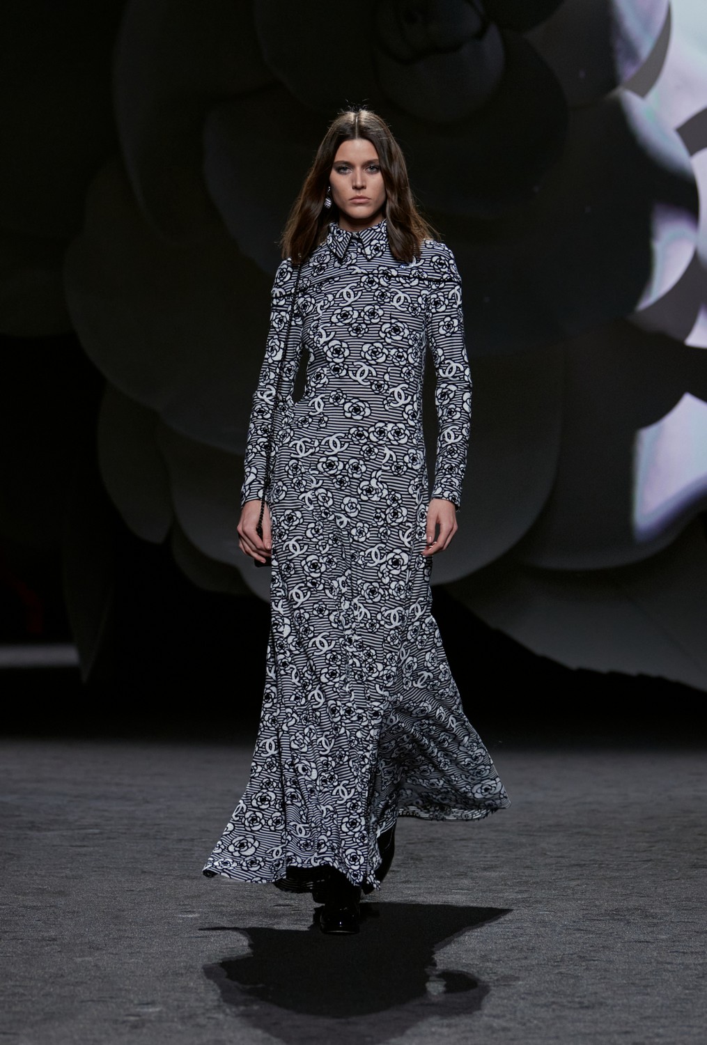 Chanel se inspira nas camélias, código da casa, para inverno 2023