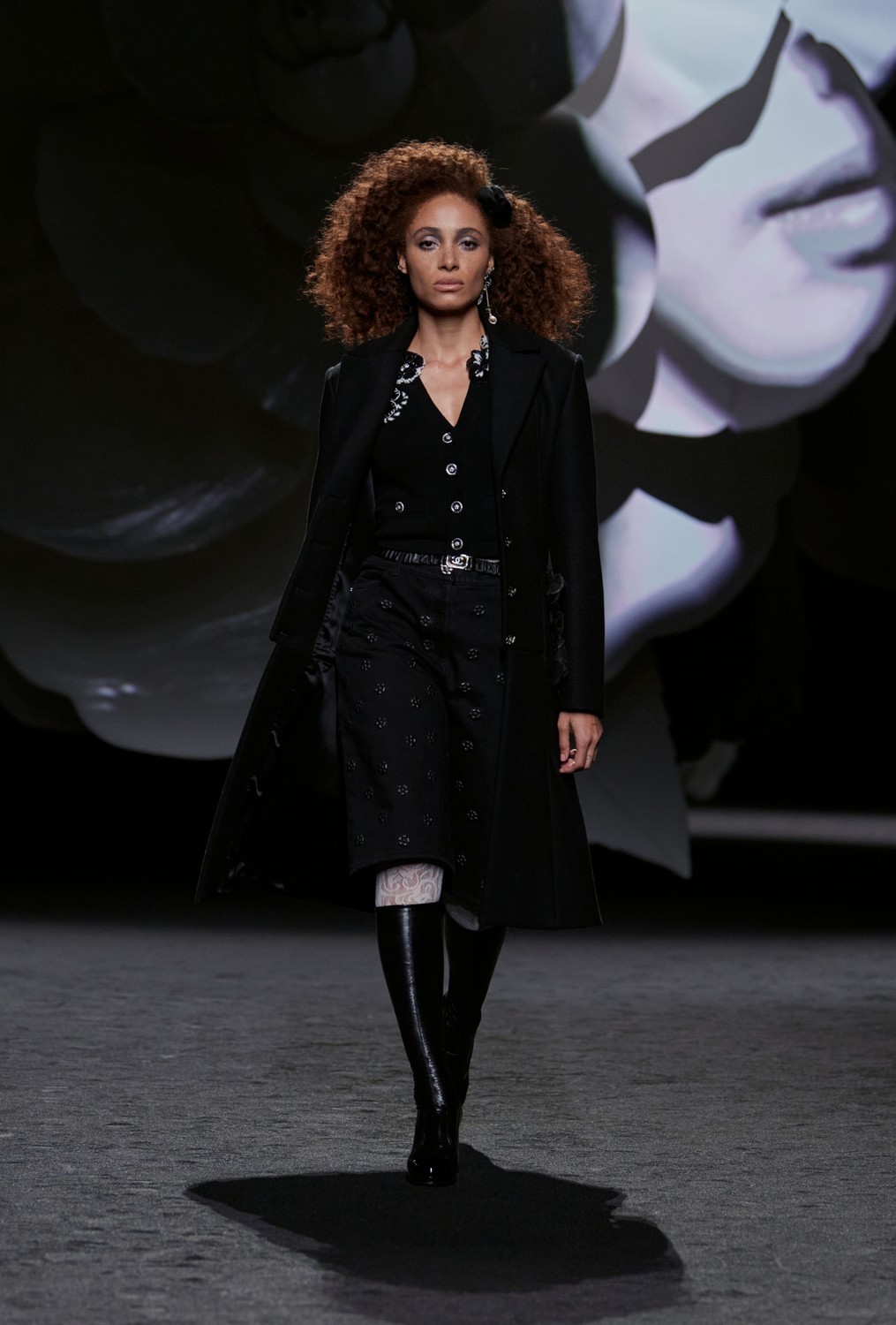 Chanel se inspira nas camélias, código da casa, para inverno 2023