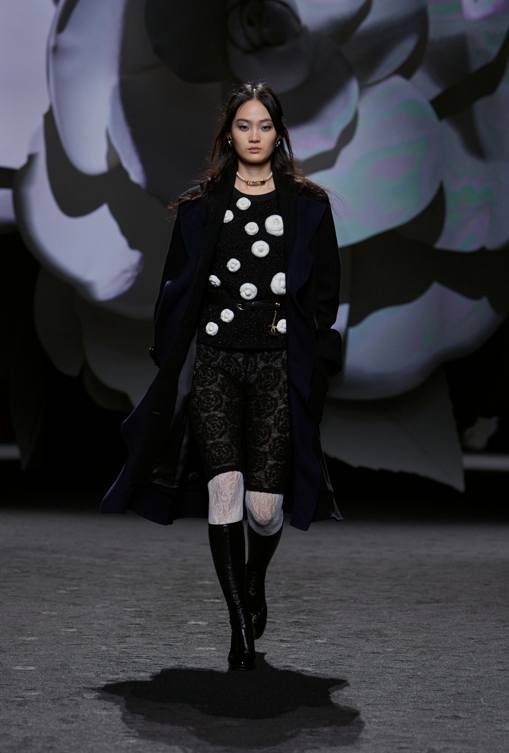 Chanel se inspira nas camélias, código da casa, para inverno 2023
