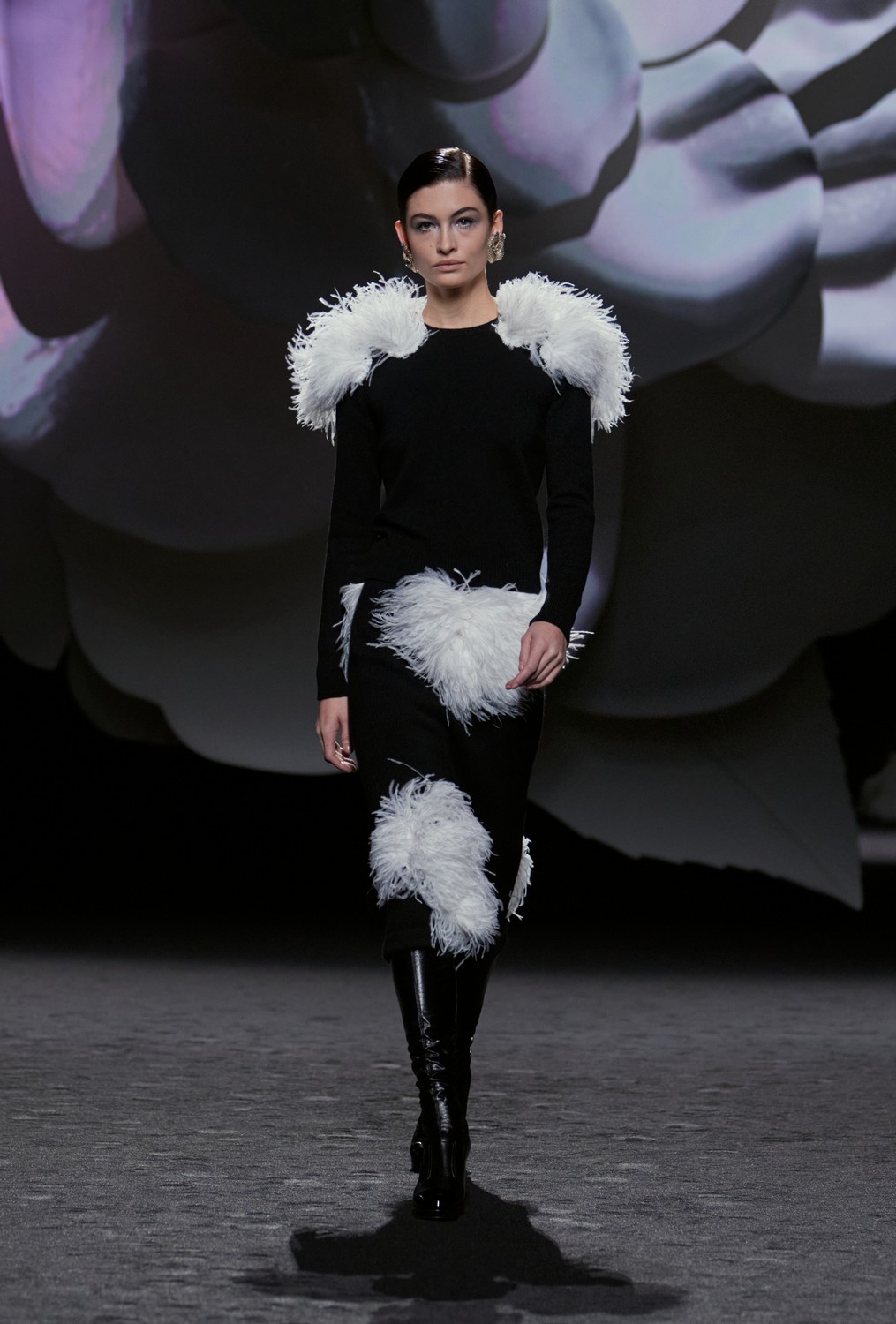 Chanel se inspira nas camélias, código da casa, para inverno 2023