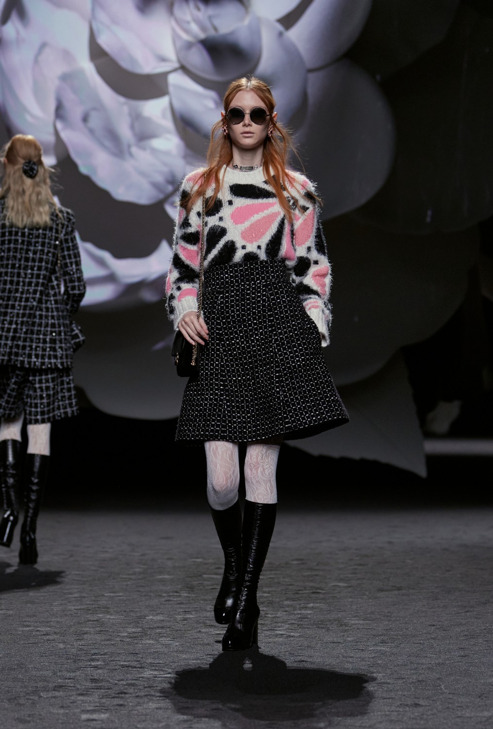 Chanel se inspira nas camélias, código da casa, para inverno 2023