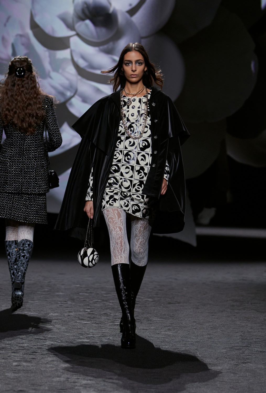 Chanel se inspira nas camélias, código da casa, para inverno 2023